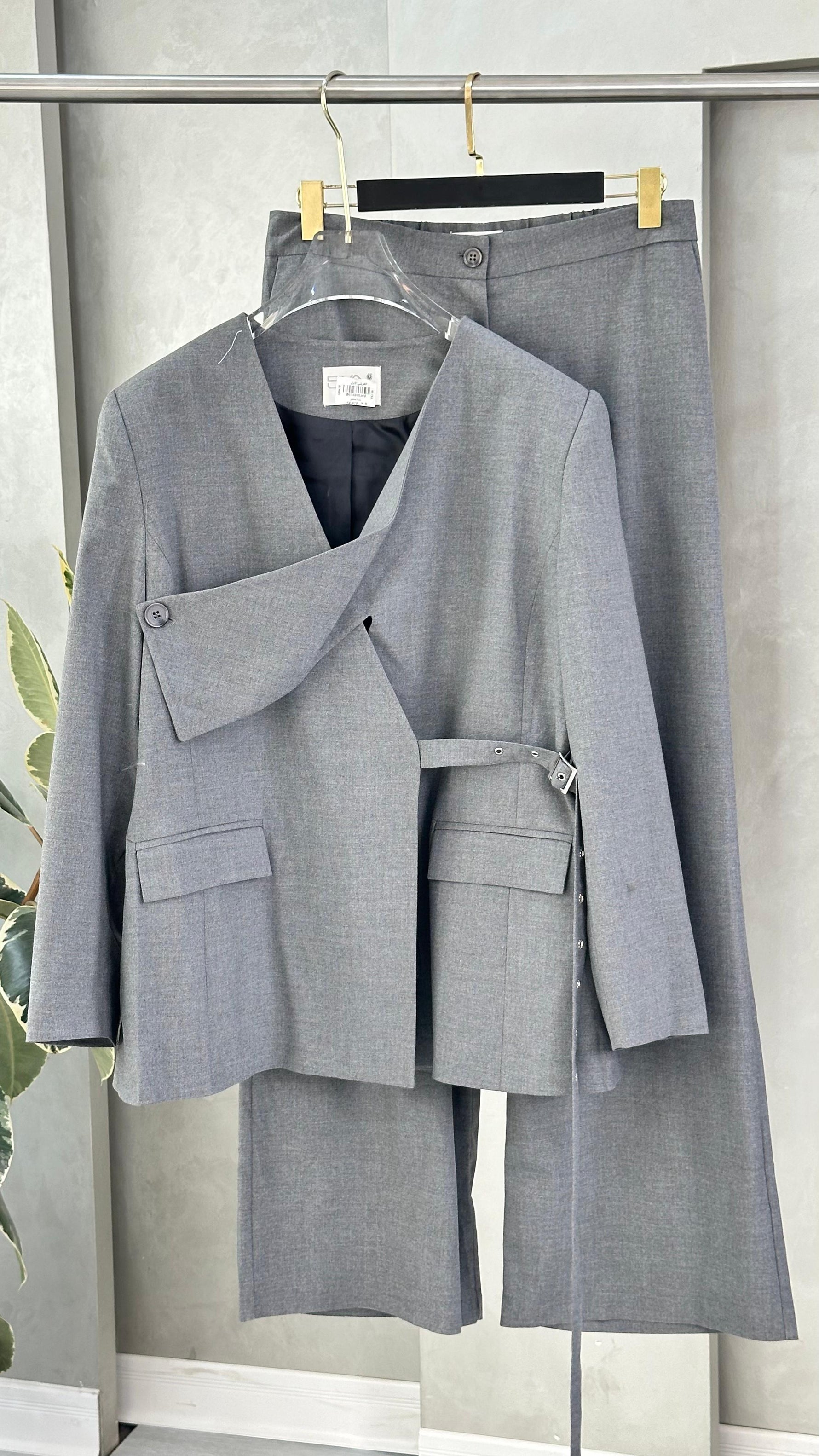 بدلة نسائي برباط جانبي