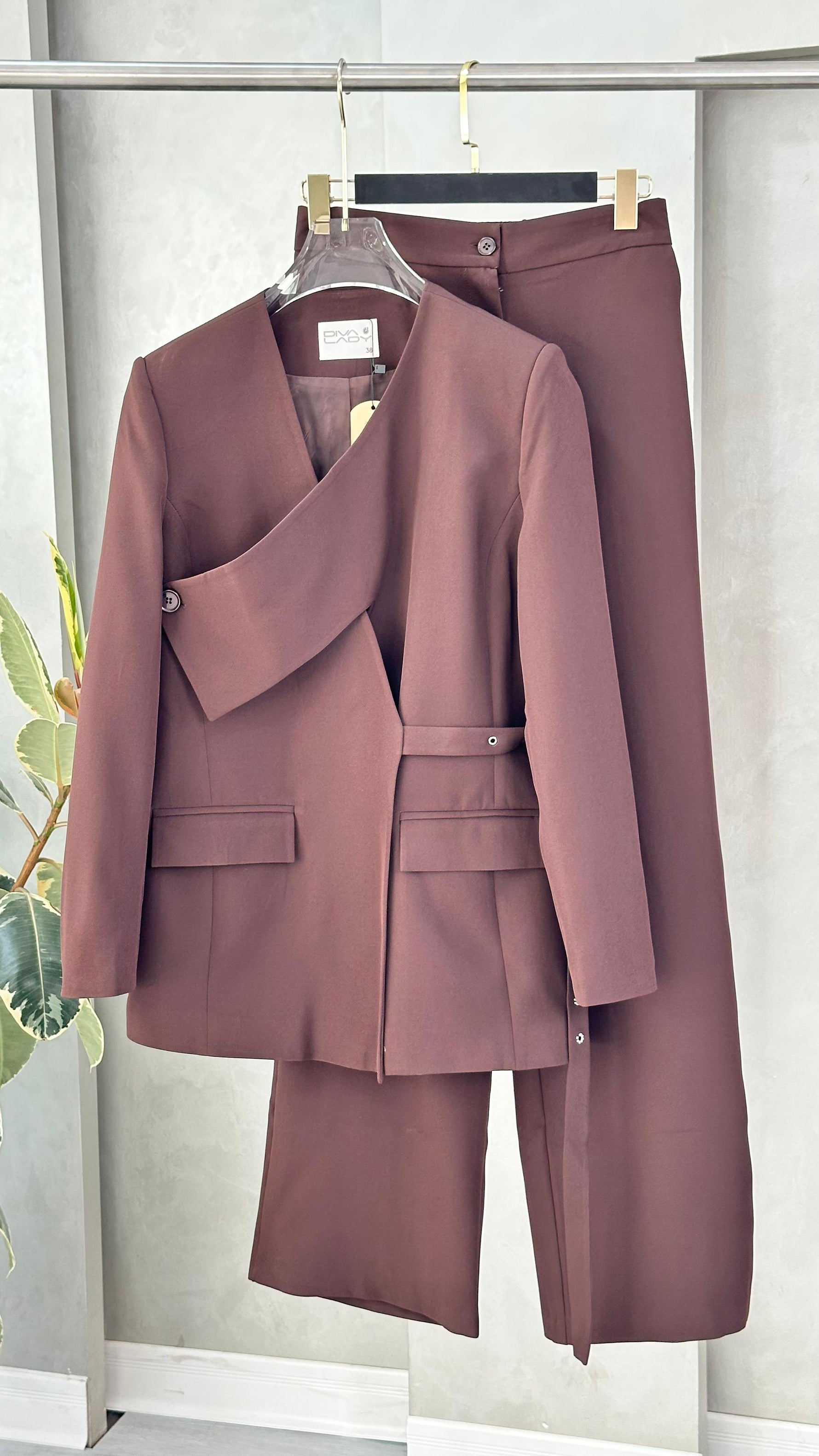 بدلة نسائي برباط جانبي