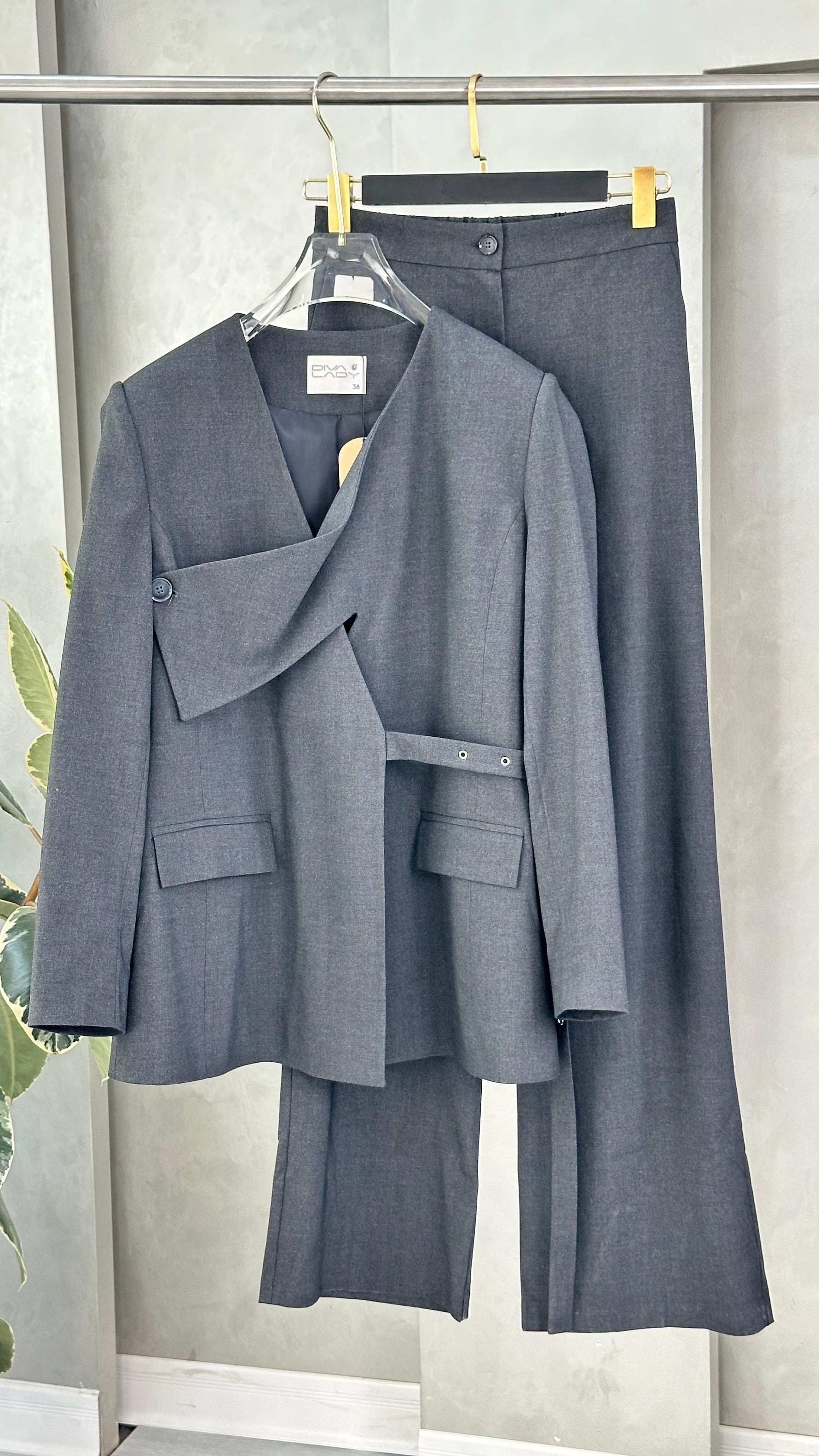 بدلة نسائي برباط جانبي