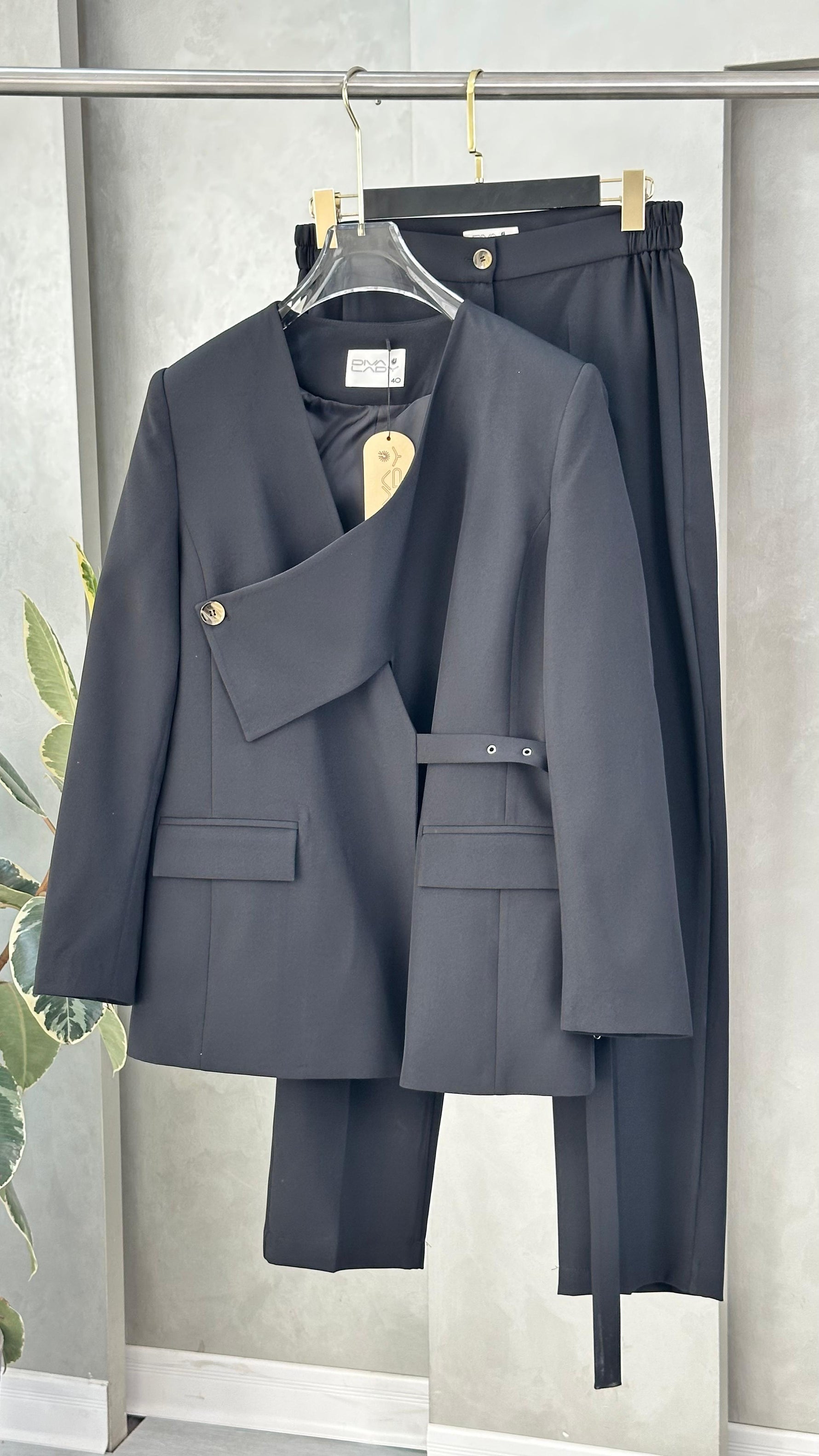 بدلة نسائي برباط جانبي