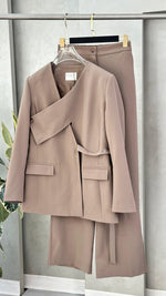 بدلة نسائي برباط جانبي