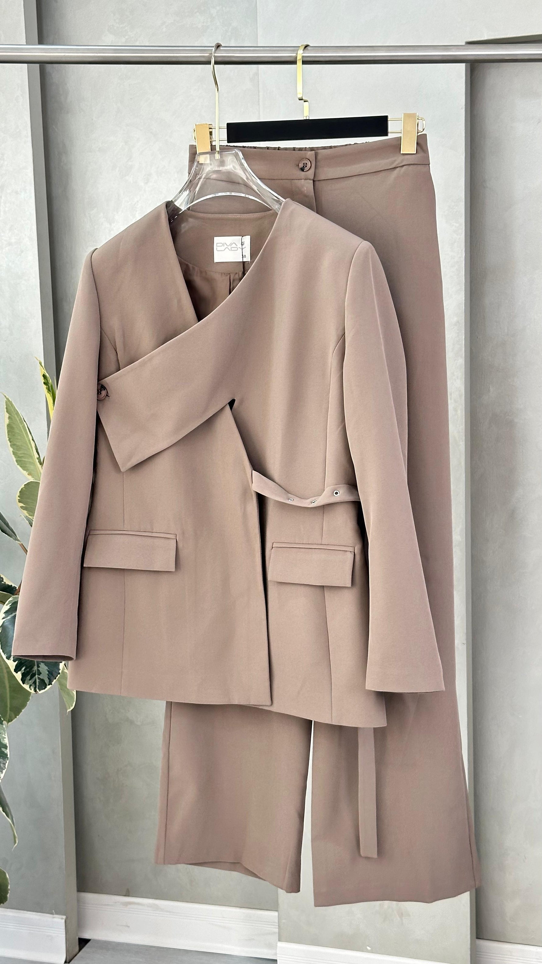 بدلة نسائي برباط جانبي