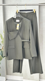 بدلة نسائي برباط جانبي