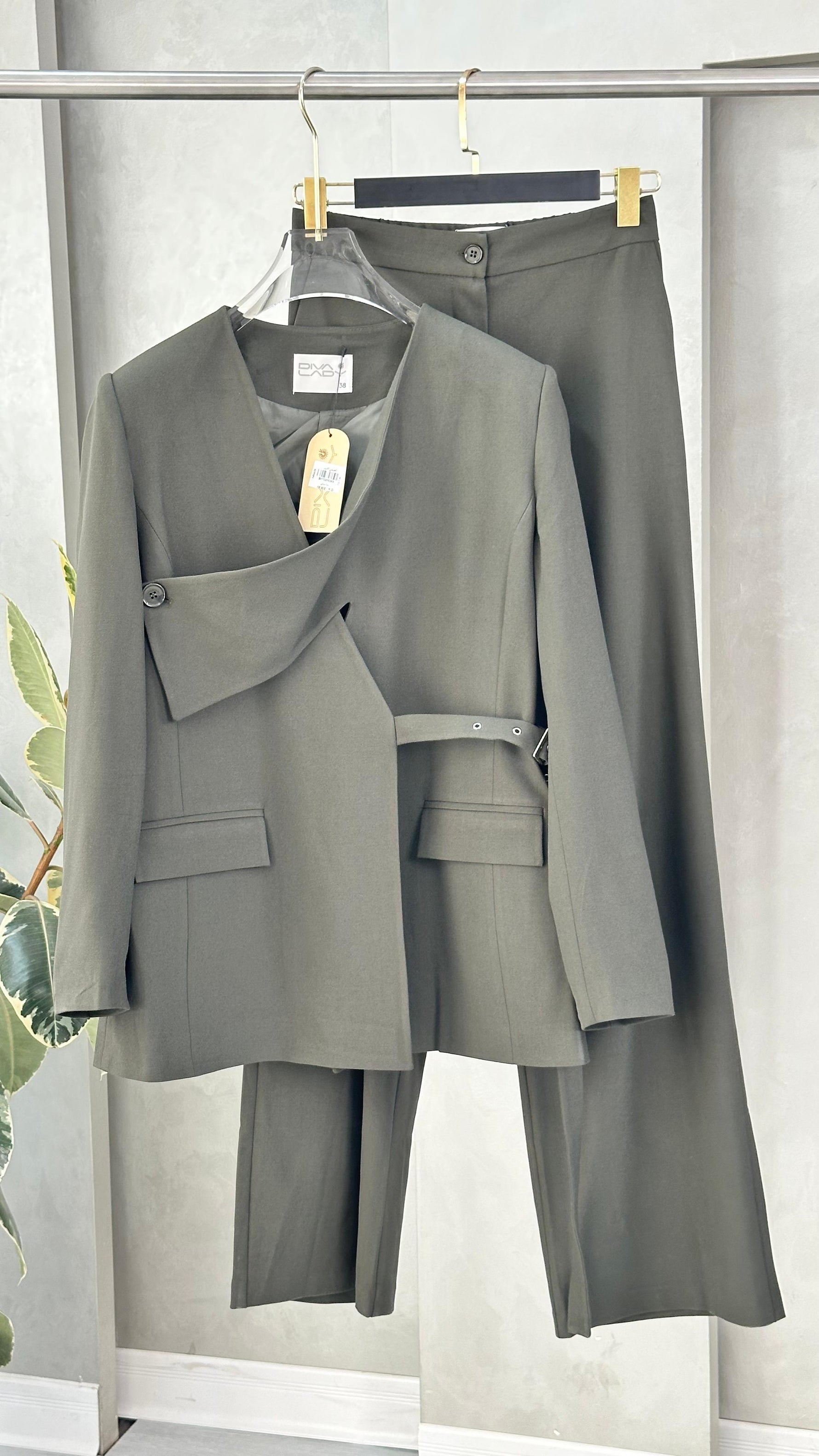 بدلة نسائي برباط جانبي