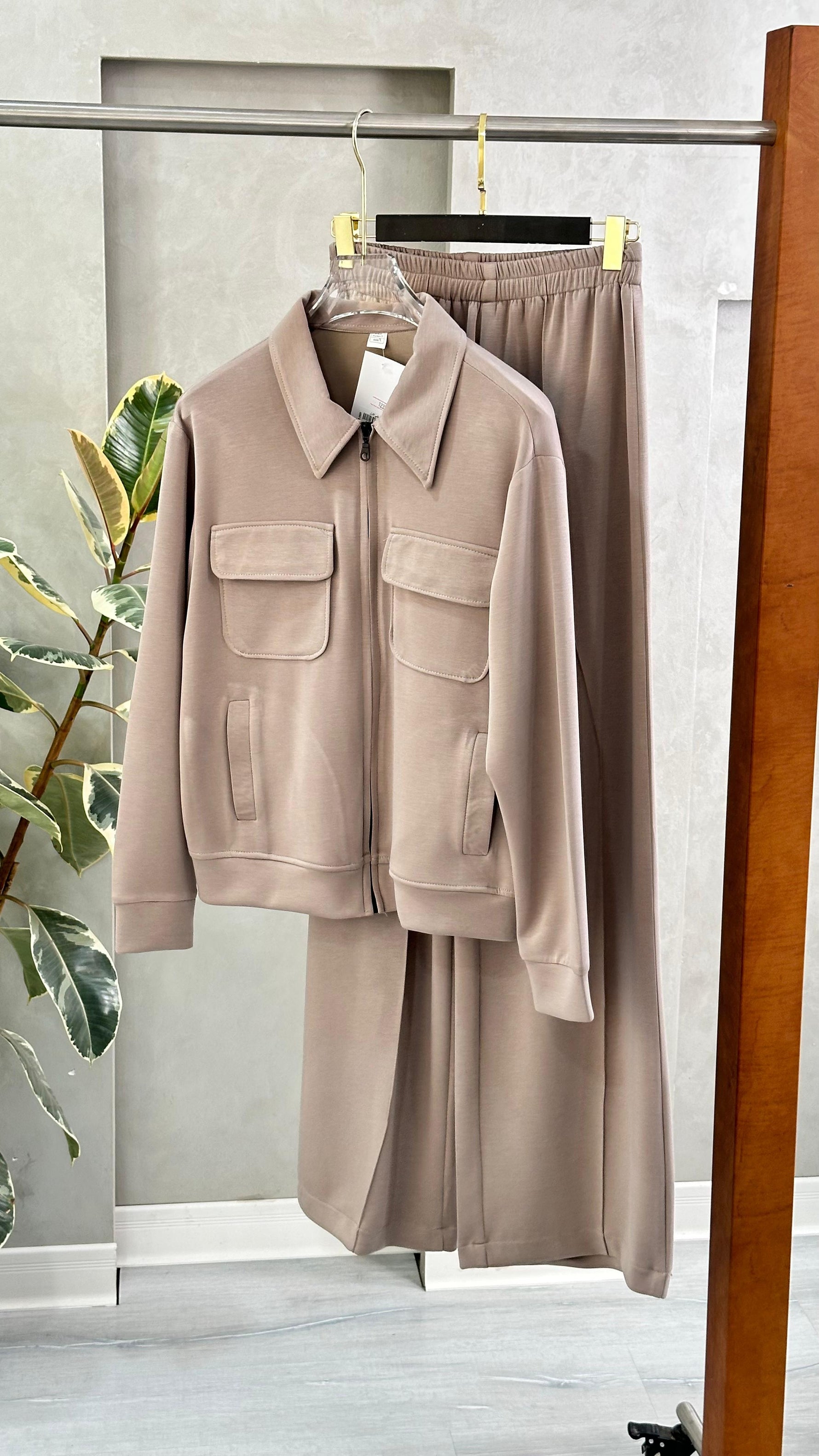 بدلة نسائي بجيوب