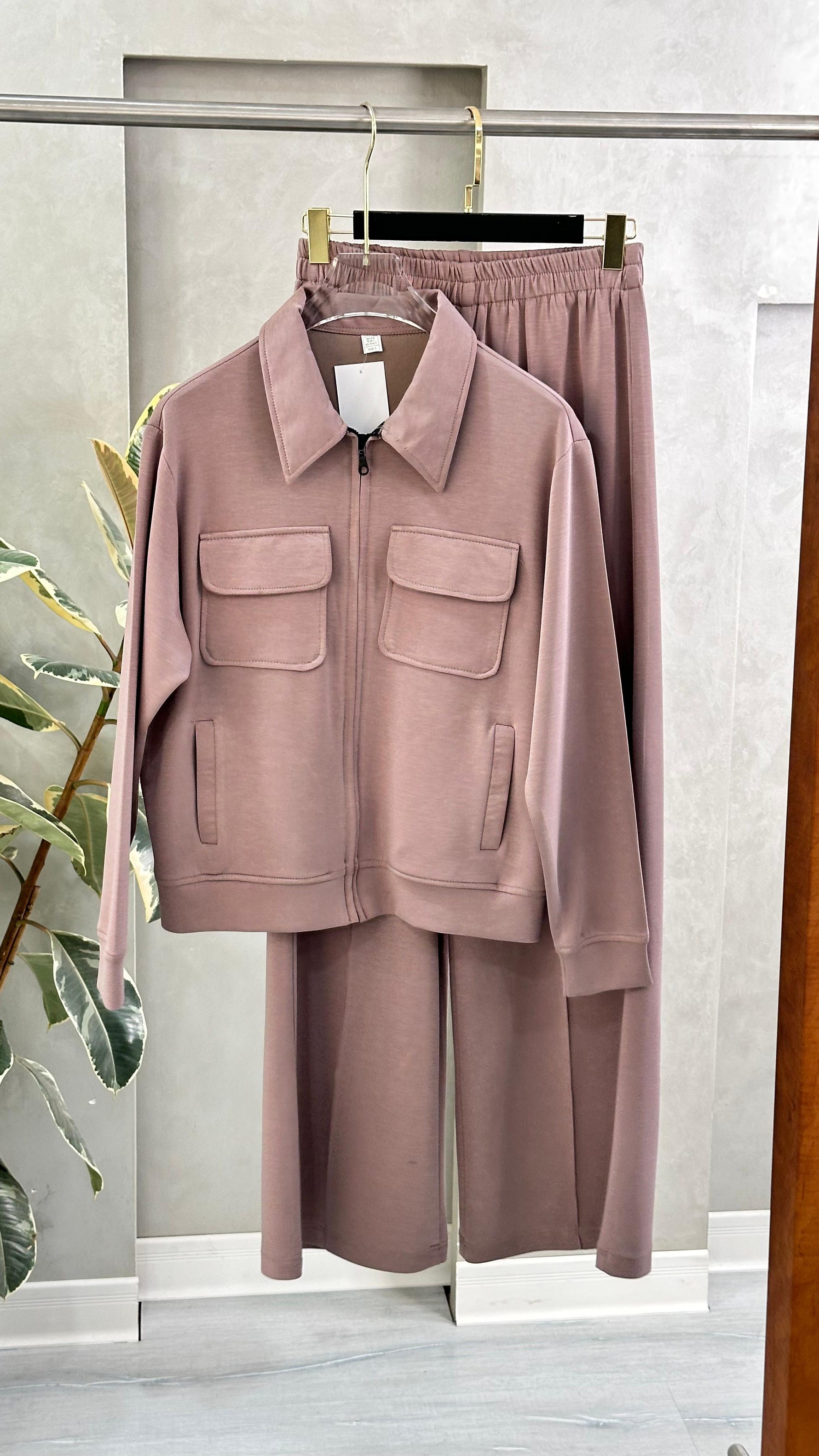 بدلة نسائي بجيوب