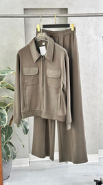 بدلة نسائي بجيوب