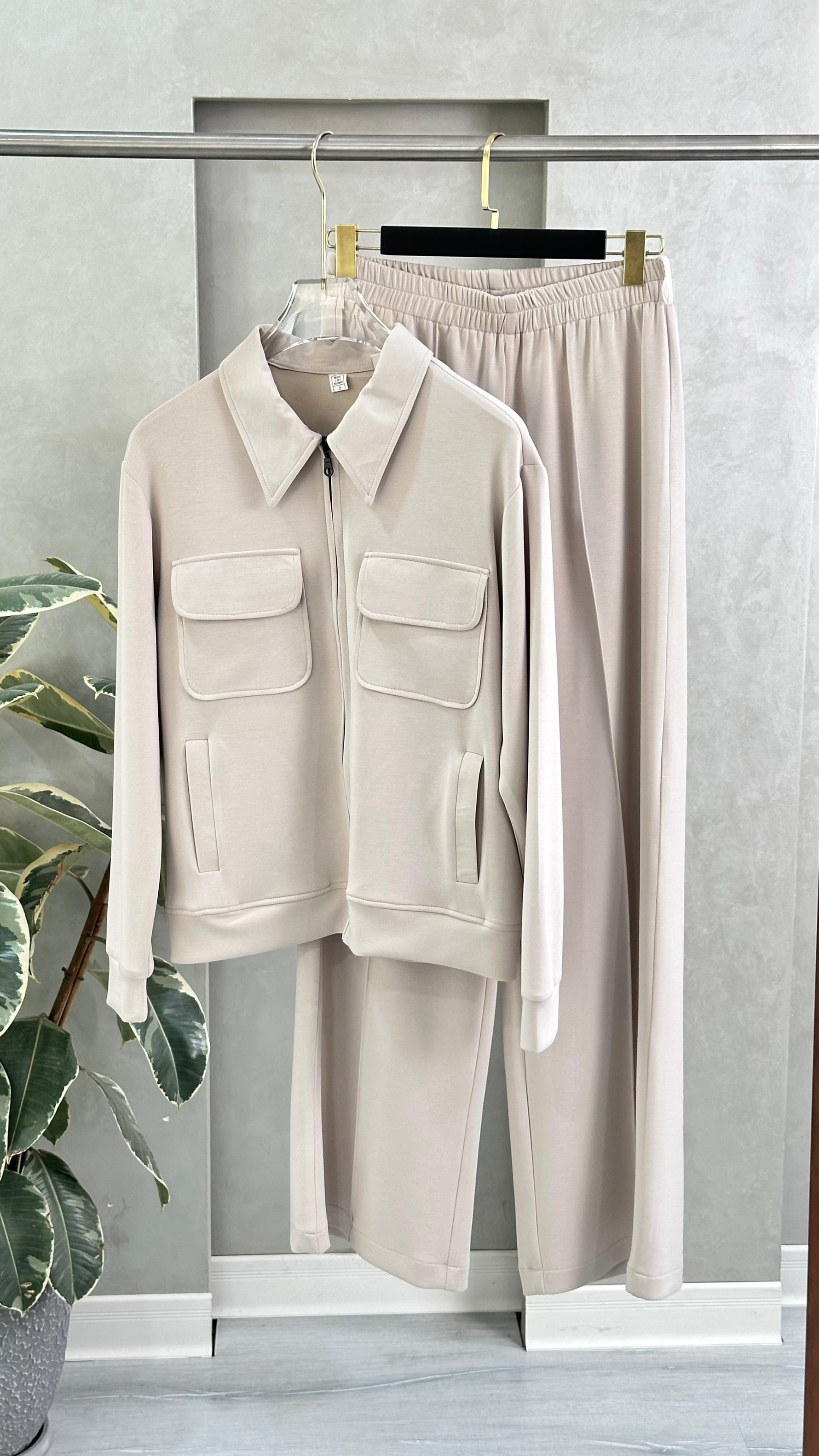 بدلة نسائي بجيوب