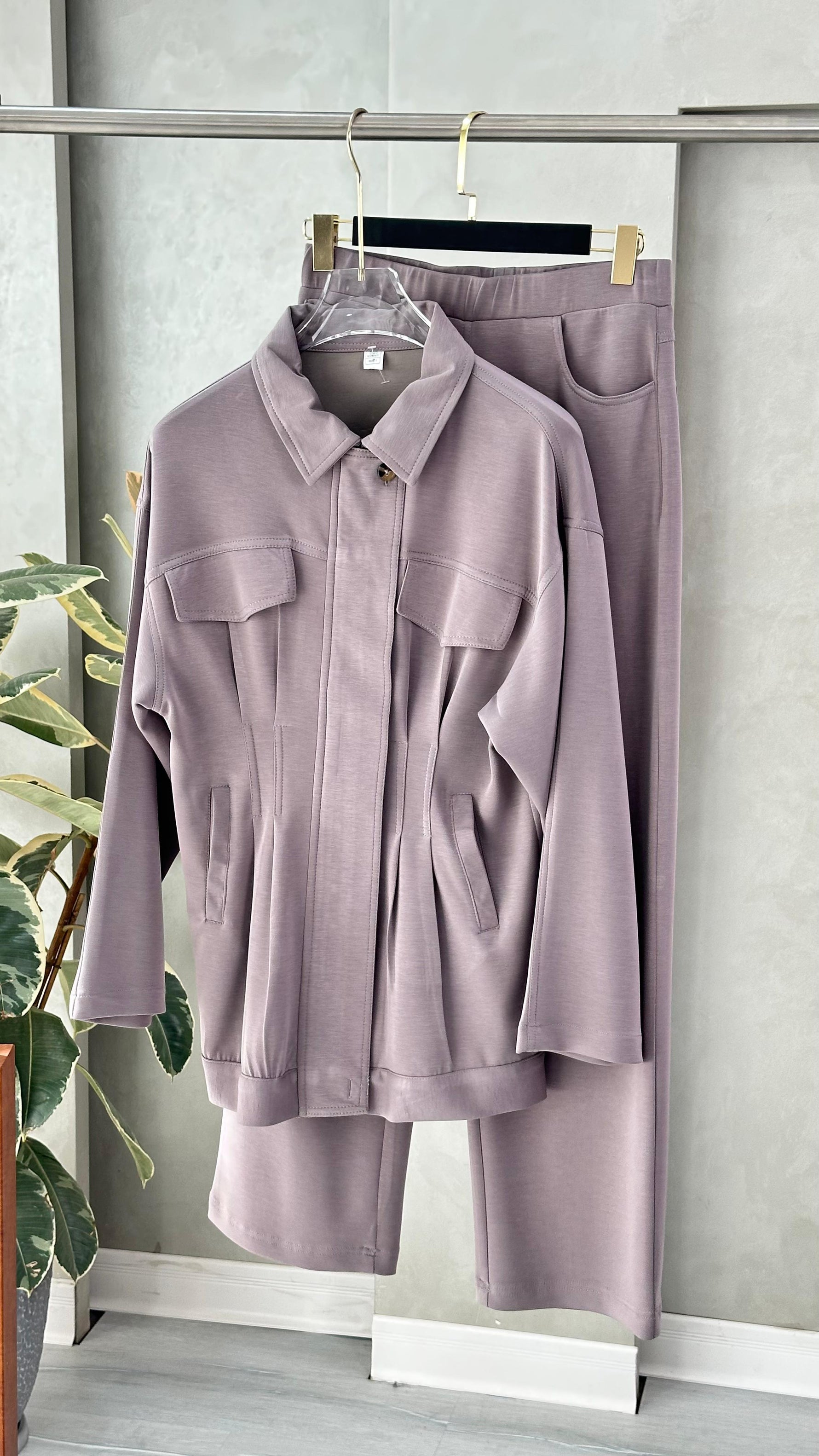 بدلة نسائي بسحاب