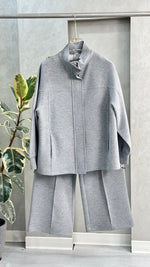 بدلة نسائي بازرار مخفية