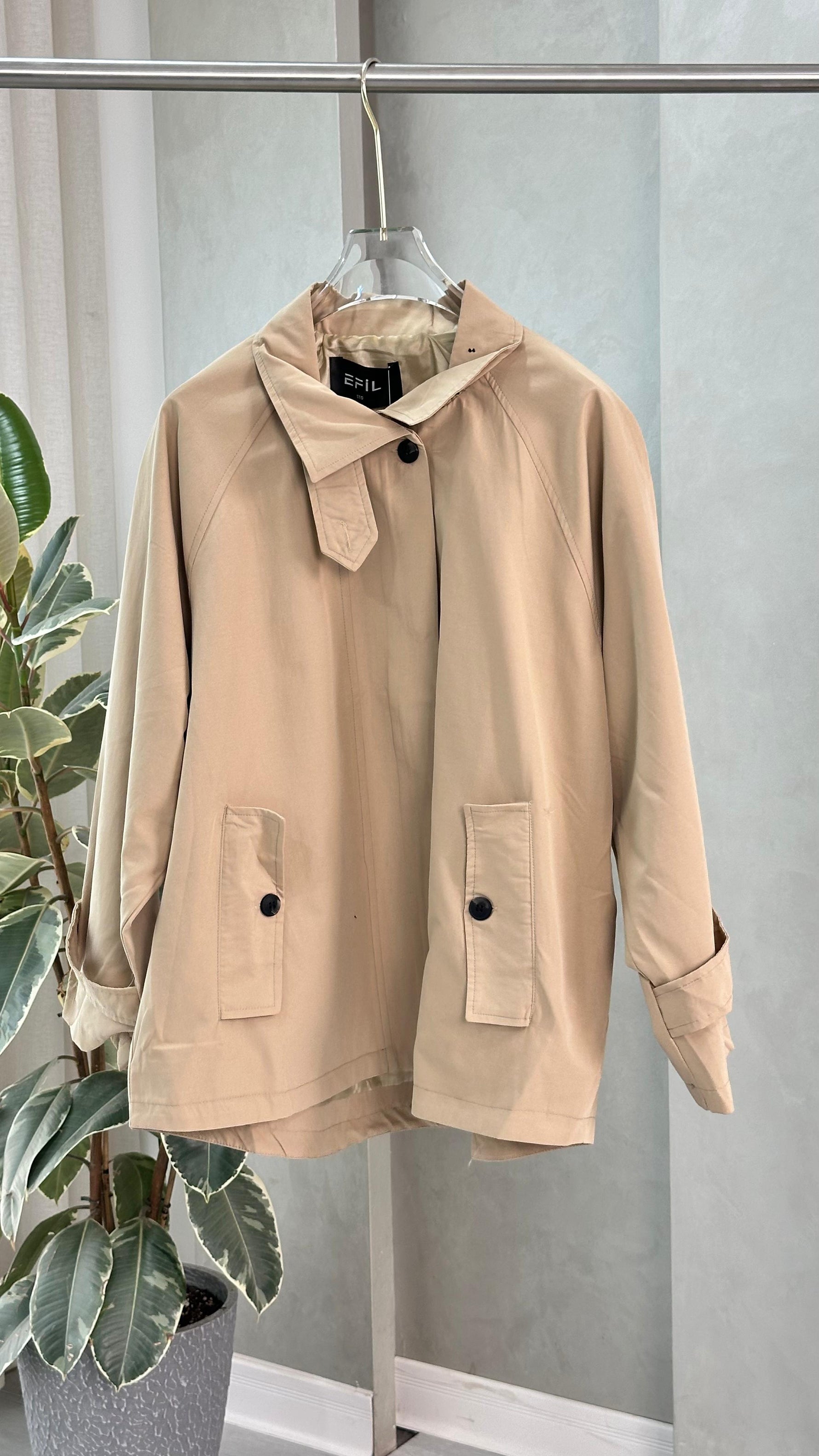 جاكيت نسائي قصير مع جيبان