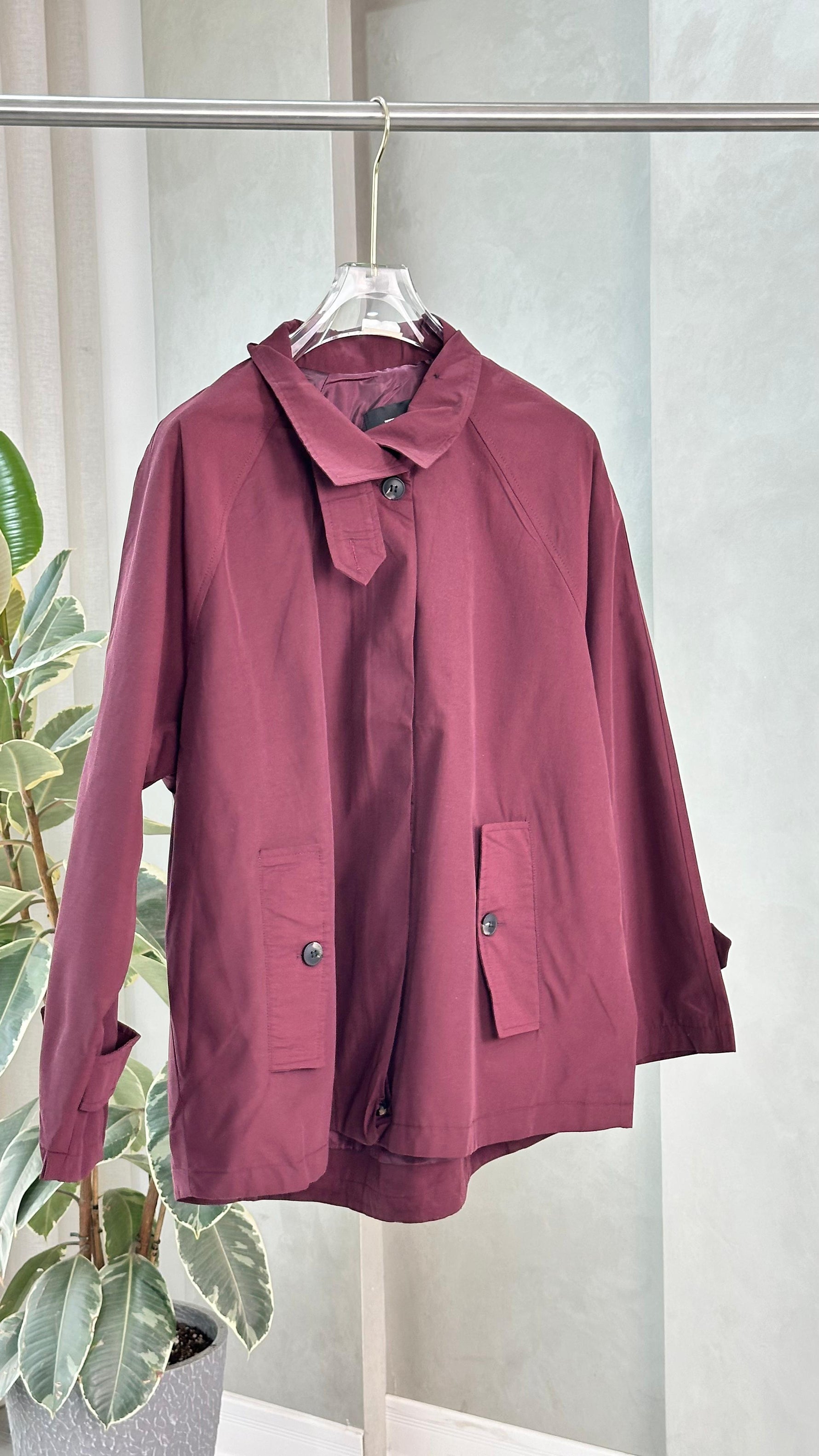 جاكيت نسائي قصير مع جيبان