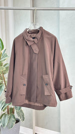 جاكيت نسائي قصير مع جيبان