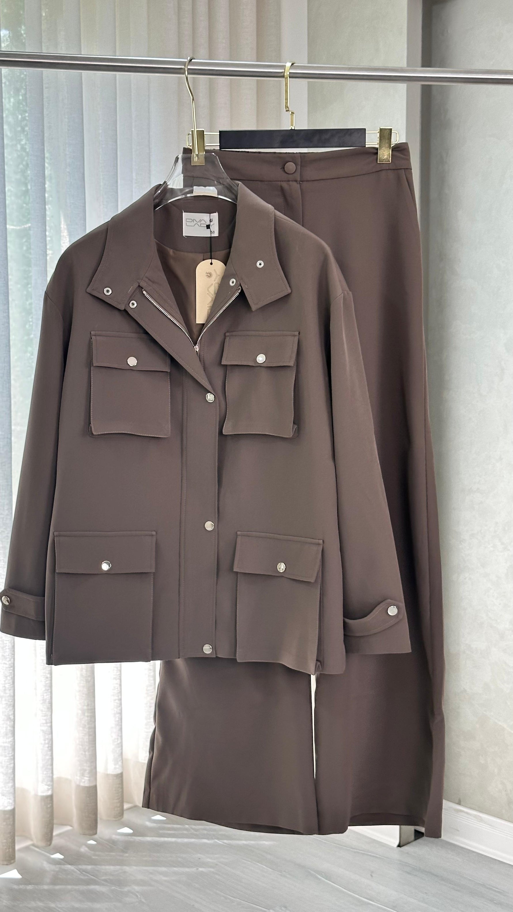 بدلة نسائي بجيوب كبيرة