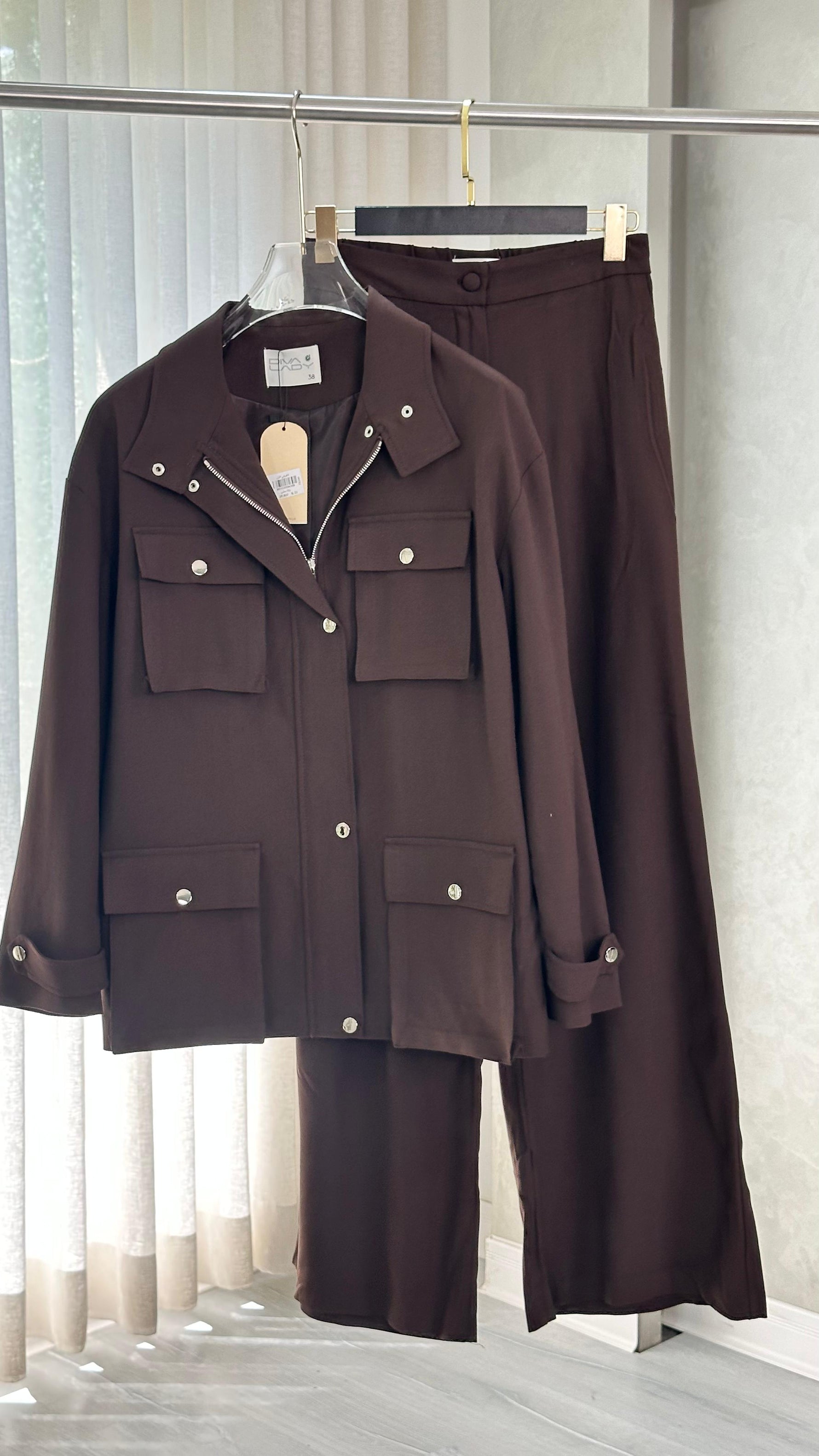 بدلة نسائي بجيوب كبيرة