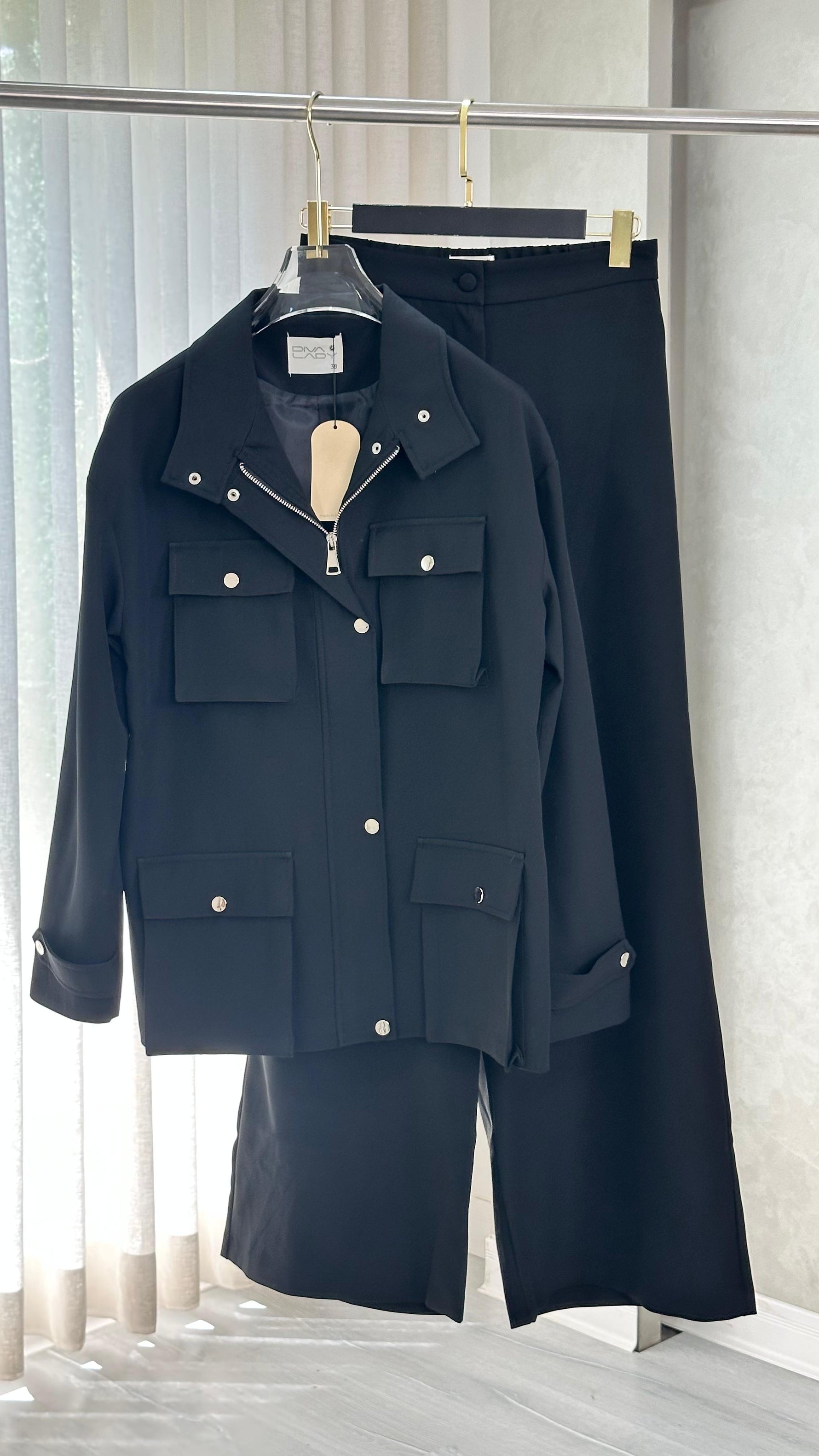 بدلة نسائي بجيوب كبيرة