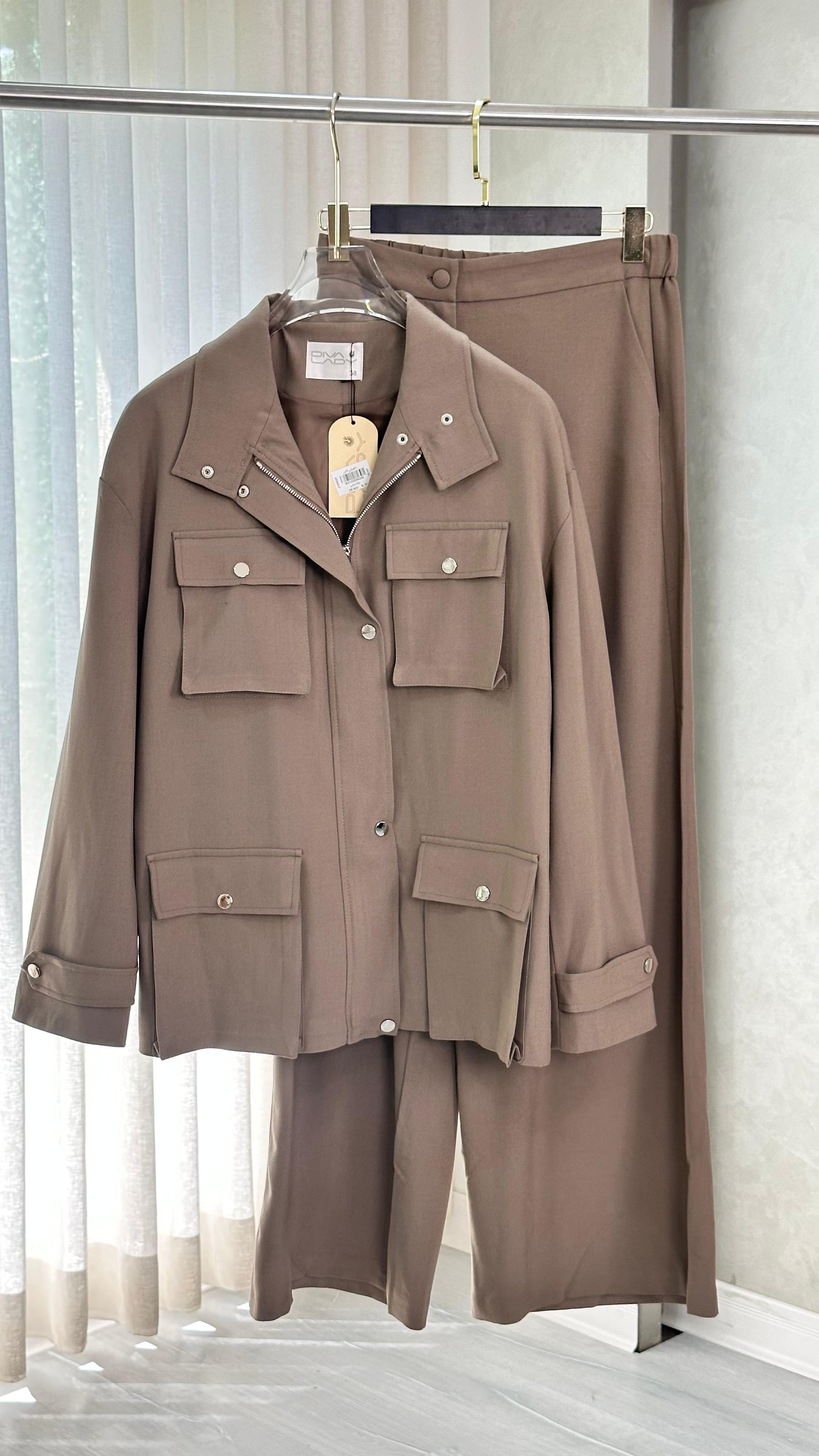 بدلة نسائي بجيوب كبيرة