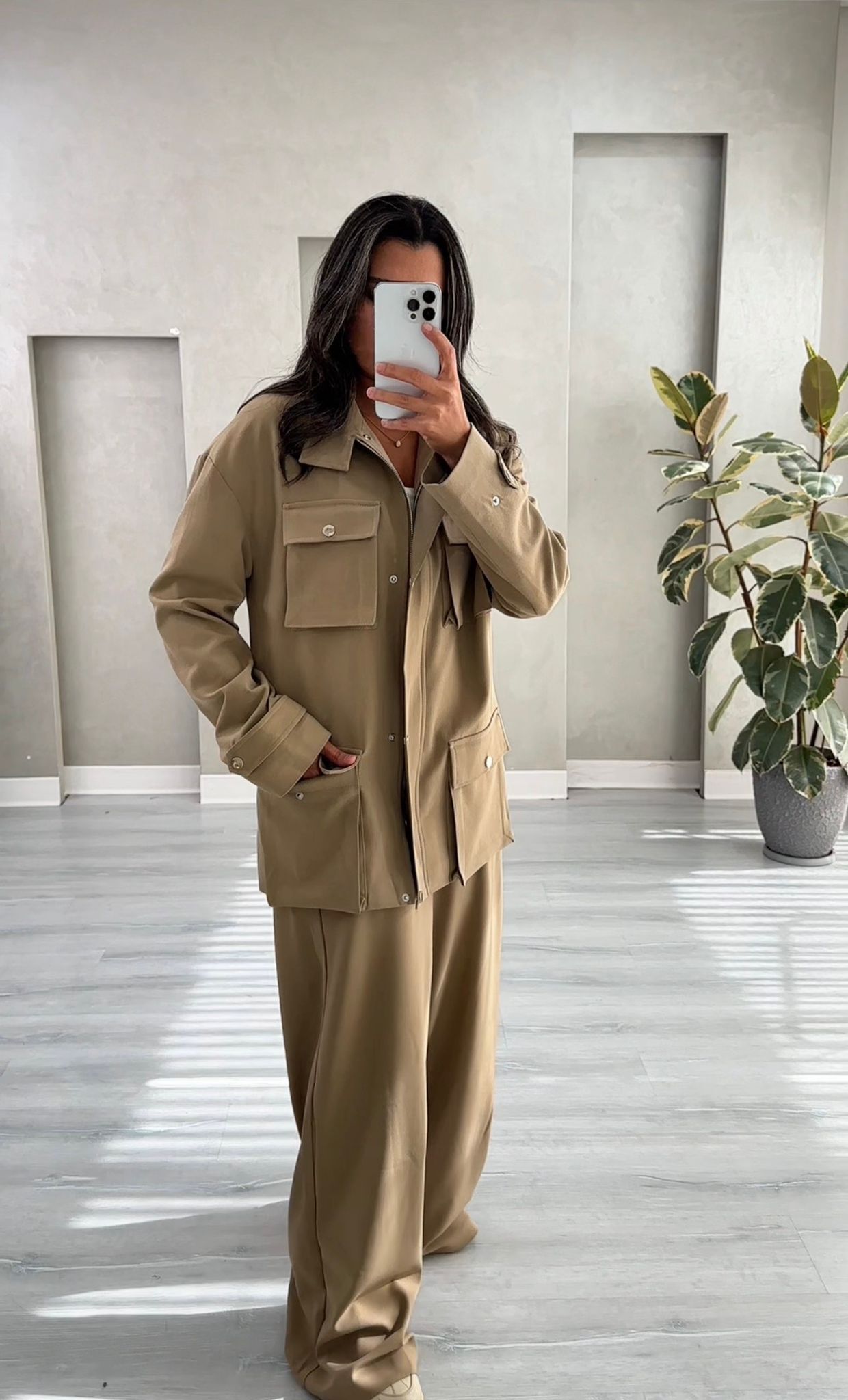 بدلة نسائي بجيوب كبيرة