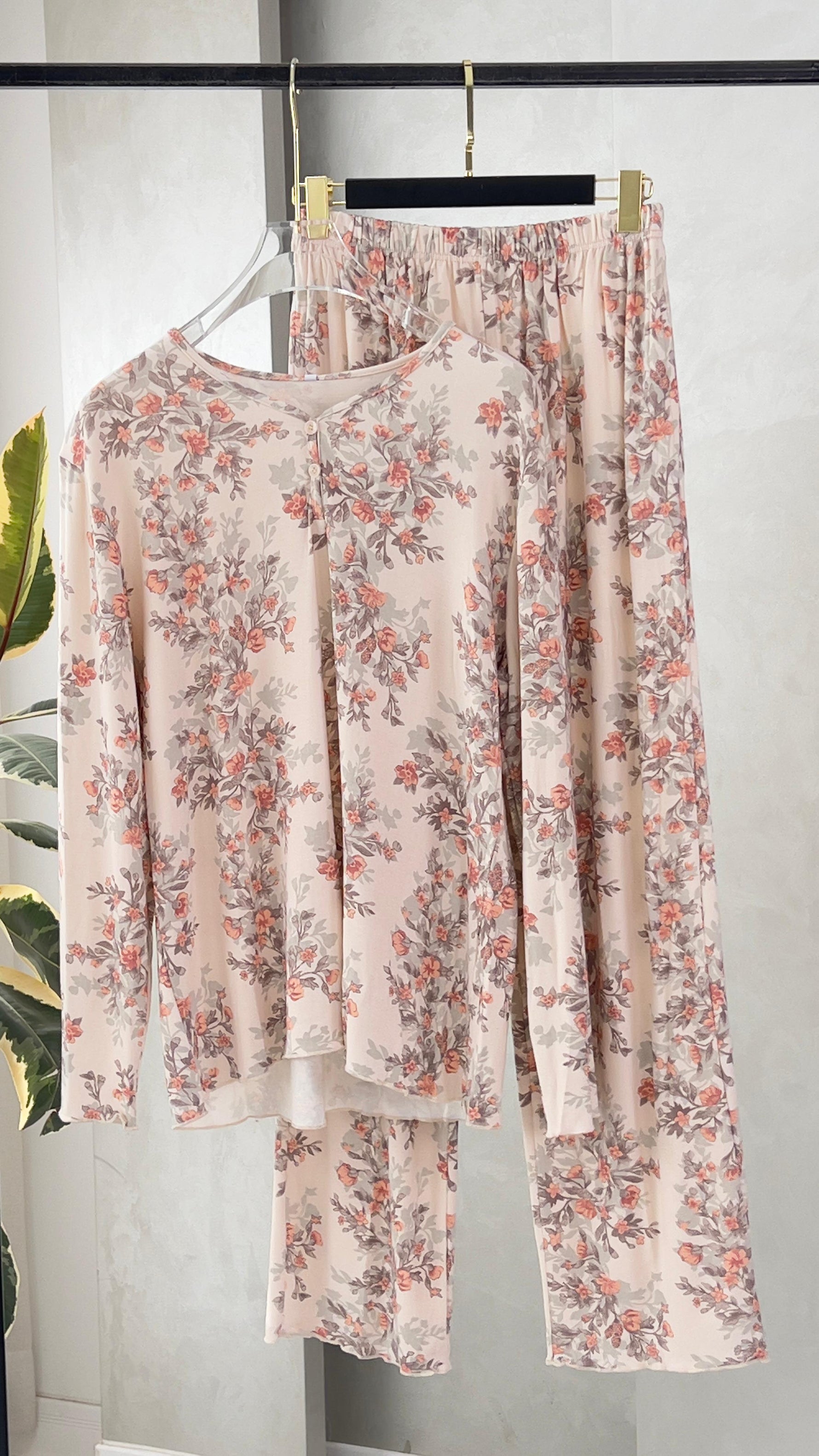 بيجامة نسائي عملية