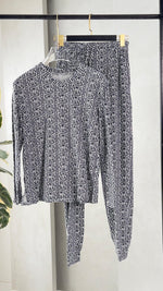 بيجامة نسائي بنقش لطخات