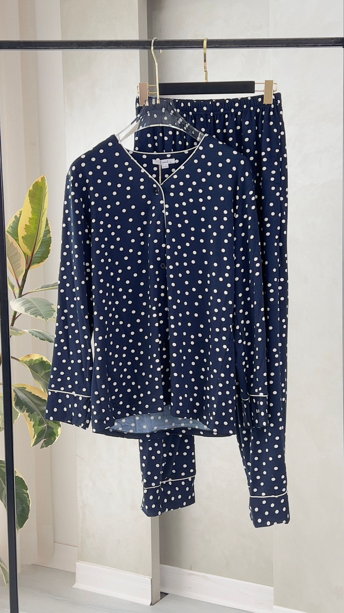 بيجامة نسائي بنقط كثيفة