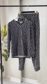 بيجامة نسائي بنقط كثيفة