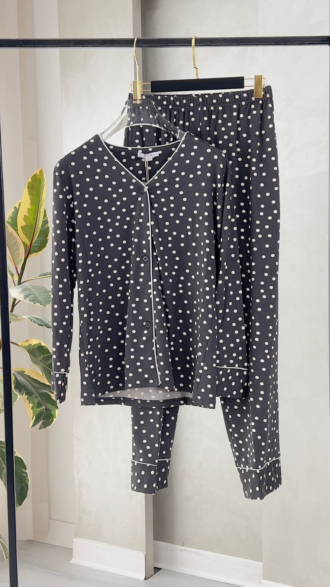 بيجامة نسائي بنقط كثيفة