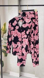 بيجامة نسائي بزهور كبيرة