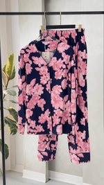 بيجامة نسائي بزهور كبيرة