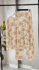 بيجامة نسائي مزهرة من غير ازرار