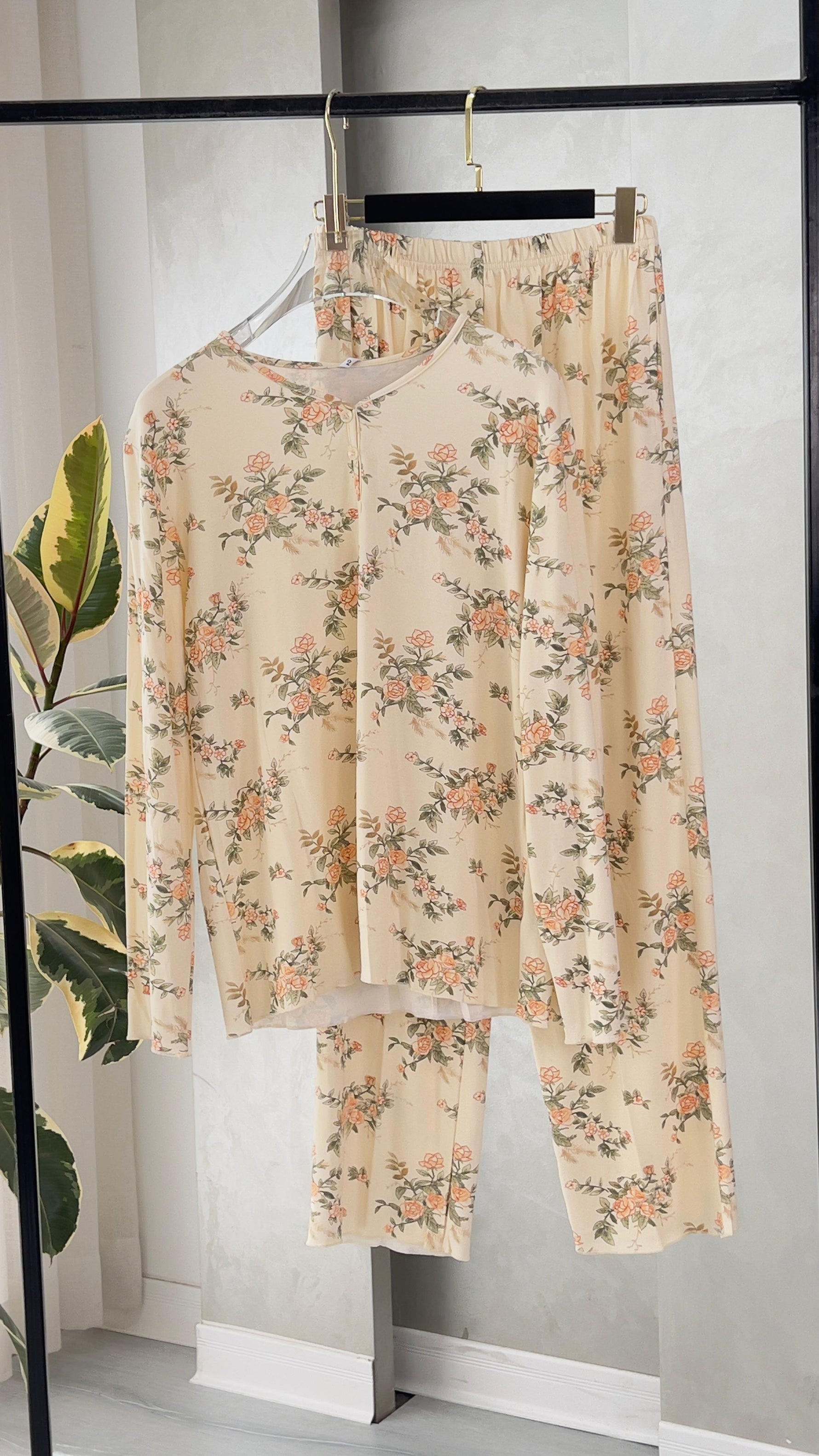 بيجامة نسائي مزهرة من غير ازرار