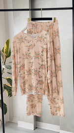 بيجامة نسائي مزهرة من غير ازرار