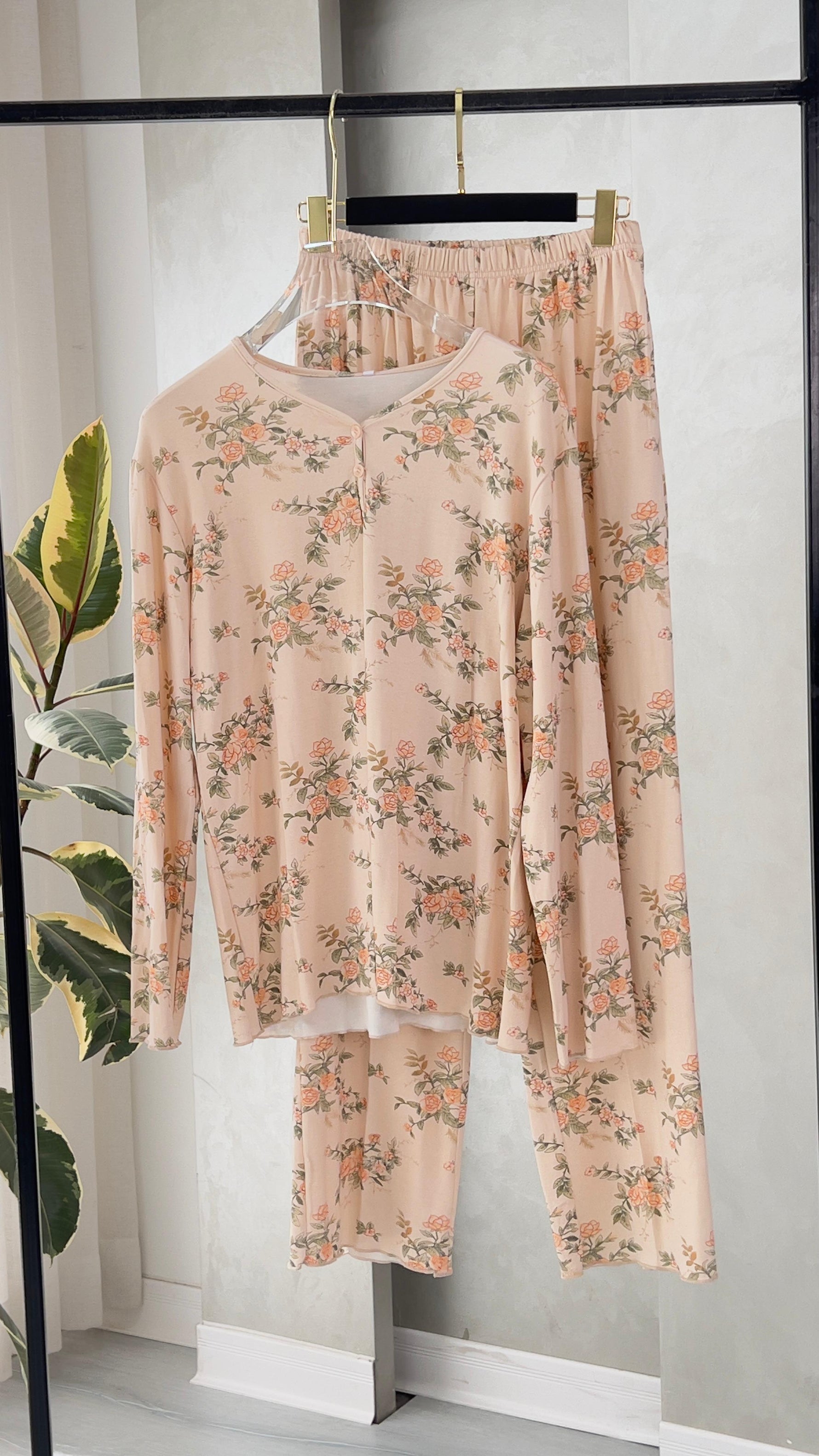 بيجامة نسائي مزهرة من غير ازرار