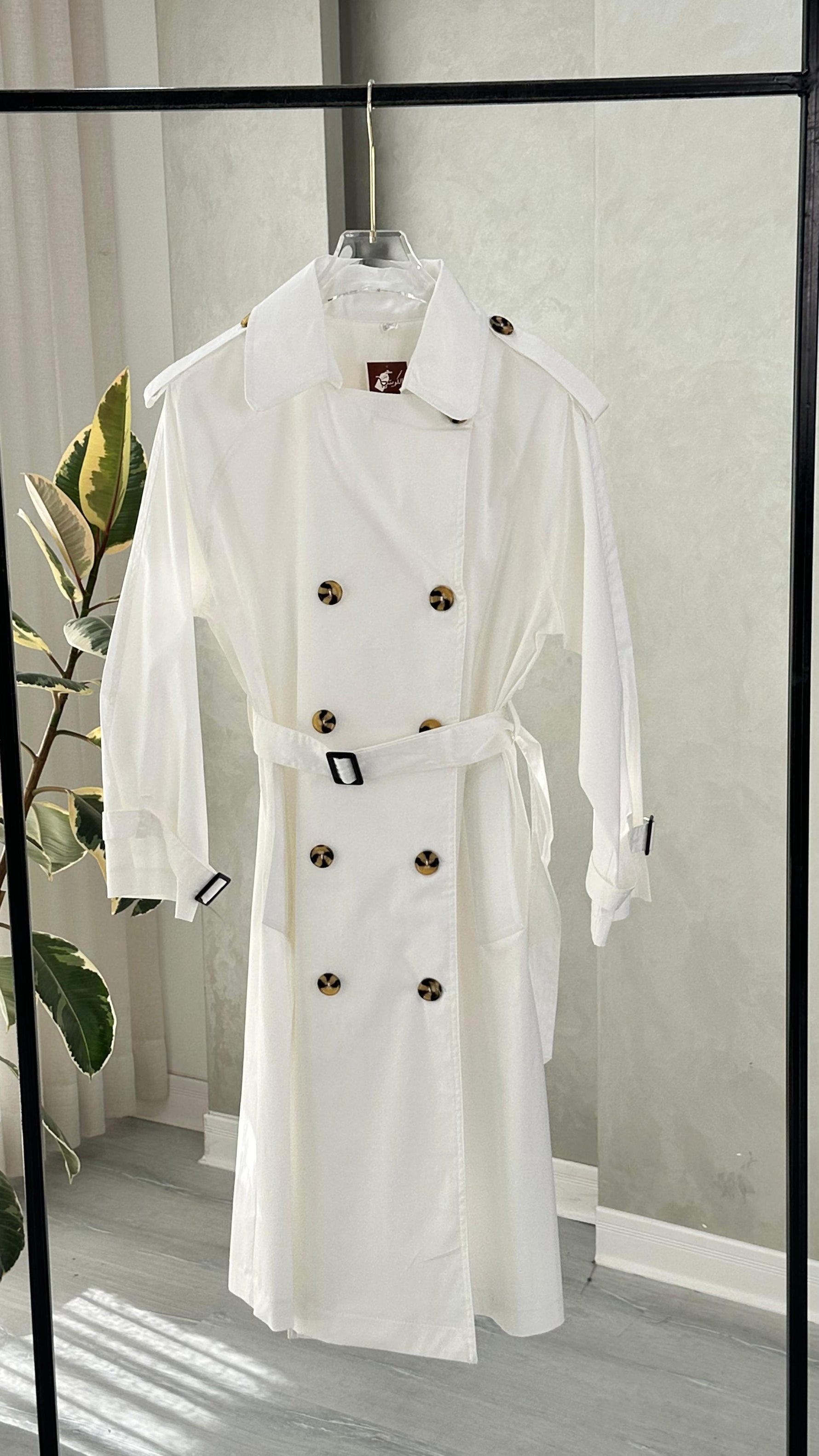 جاكيت نسائي طويل يحمل حزام