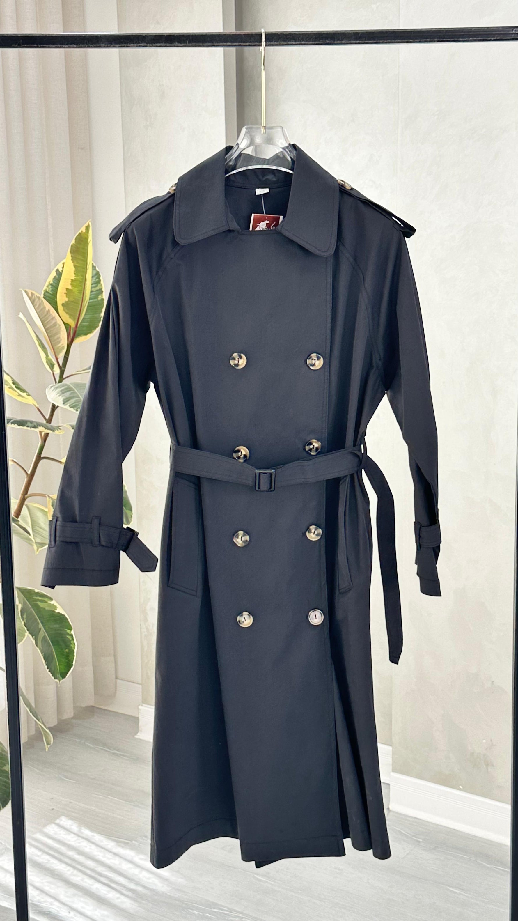 جاكيت نسائي طويل يحمل حزام