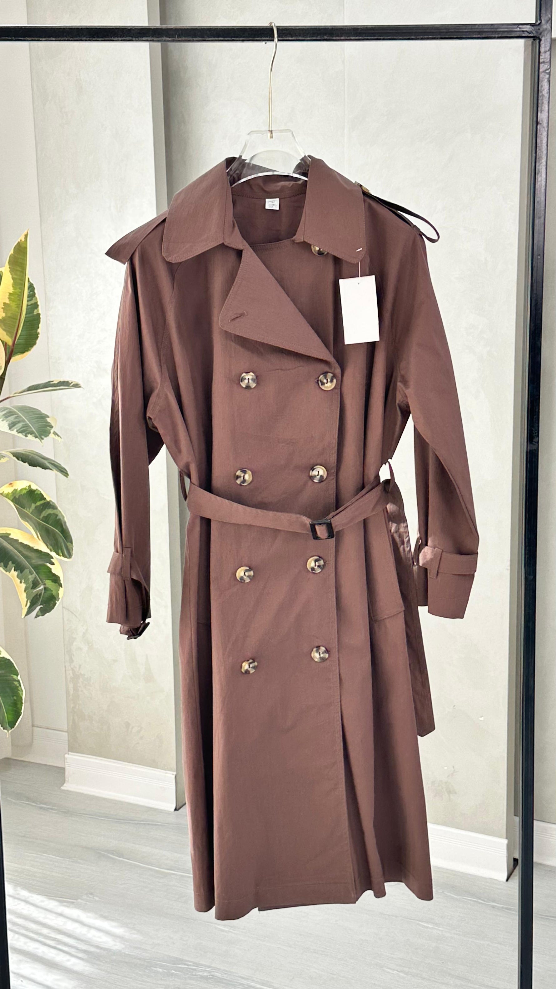 جاكيت نسائي طويل يحمل حزام