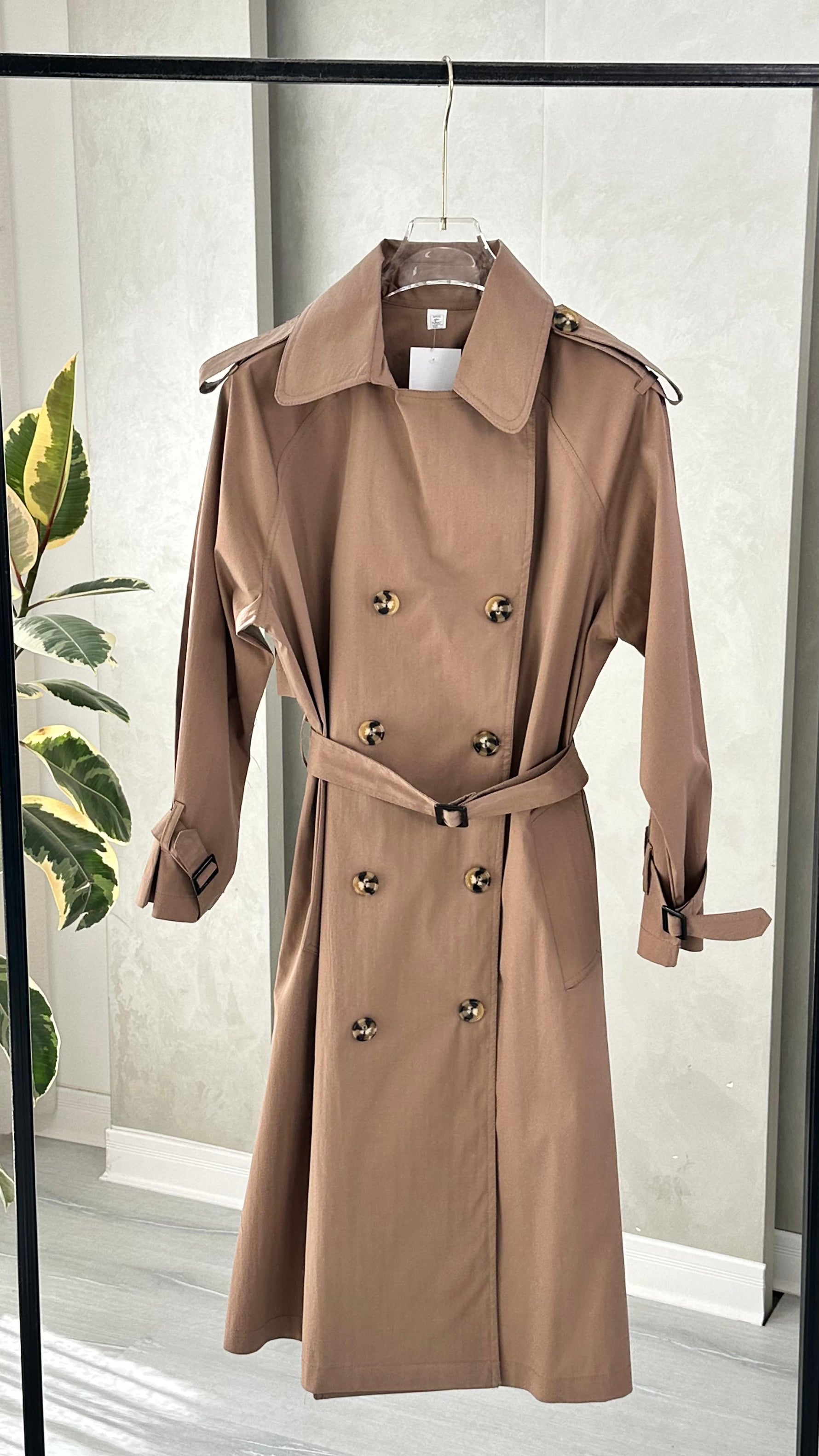 جاكيت نسائي طويل يحمل حزام