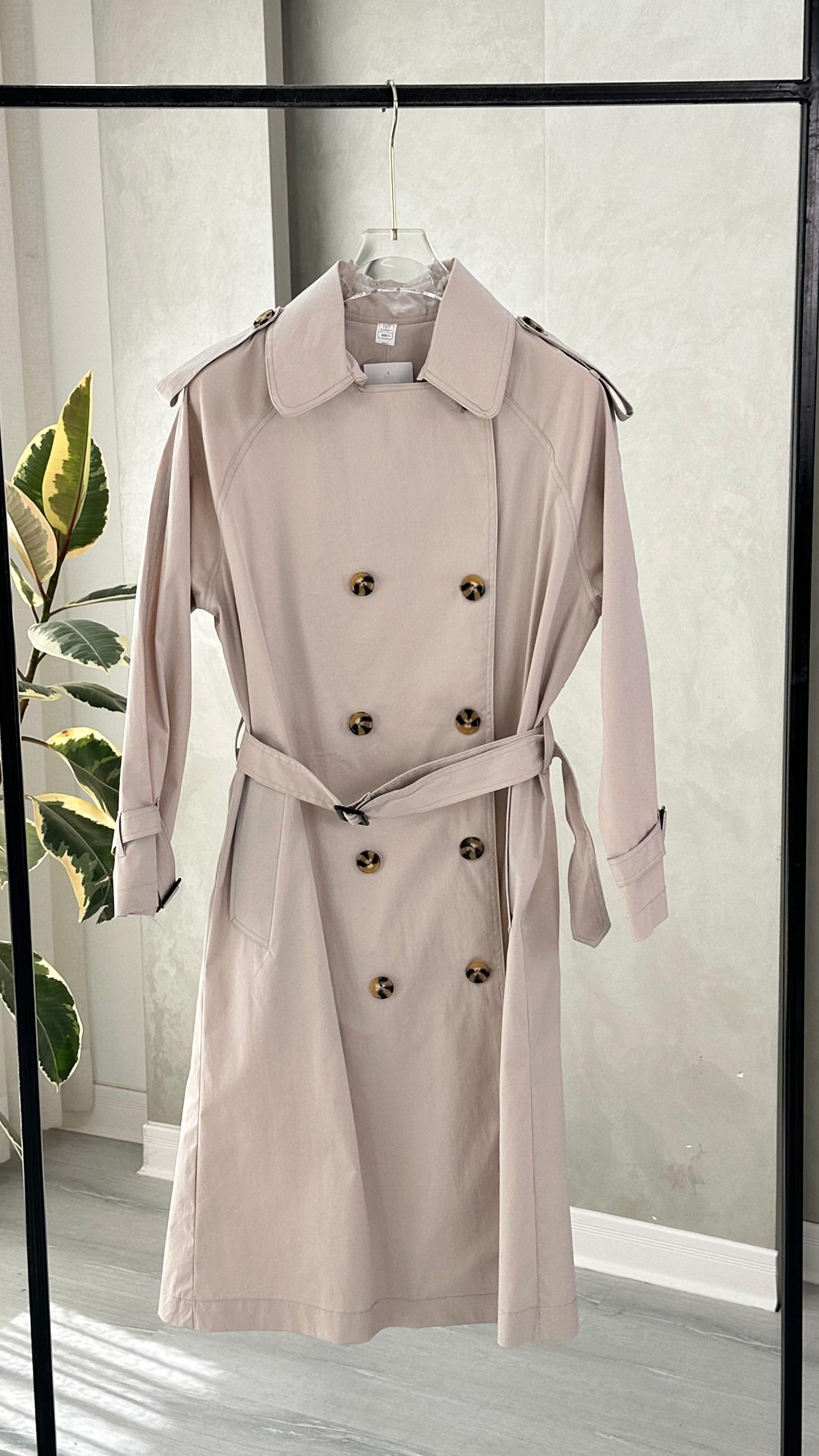 جاكيت نسائي طويل يحمل حزام