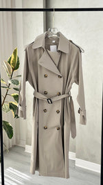 جاكيت نسائي طويل يحمل حزام