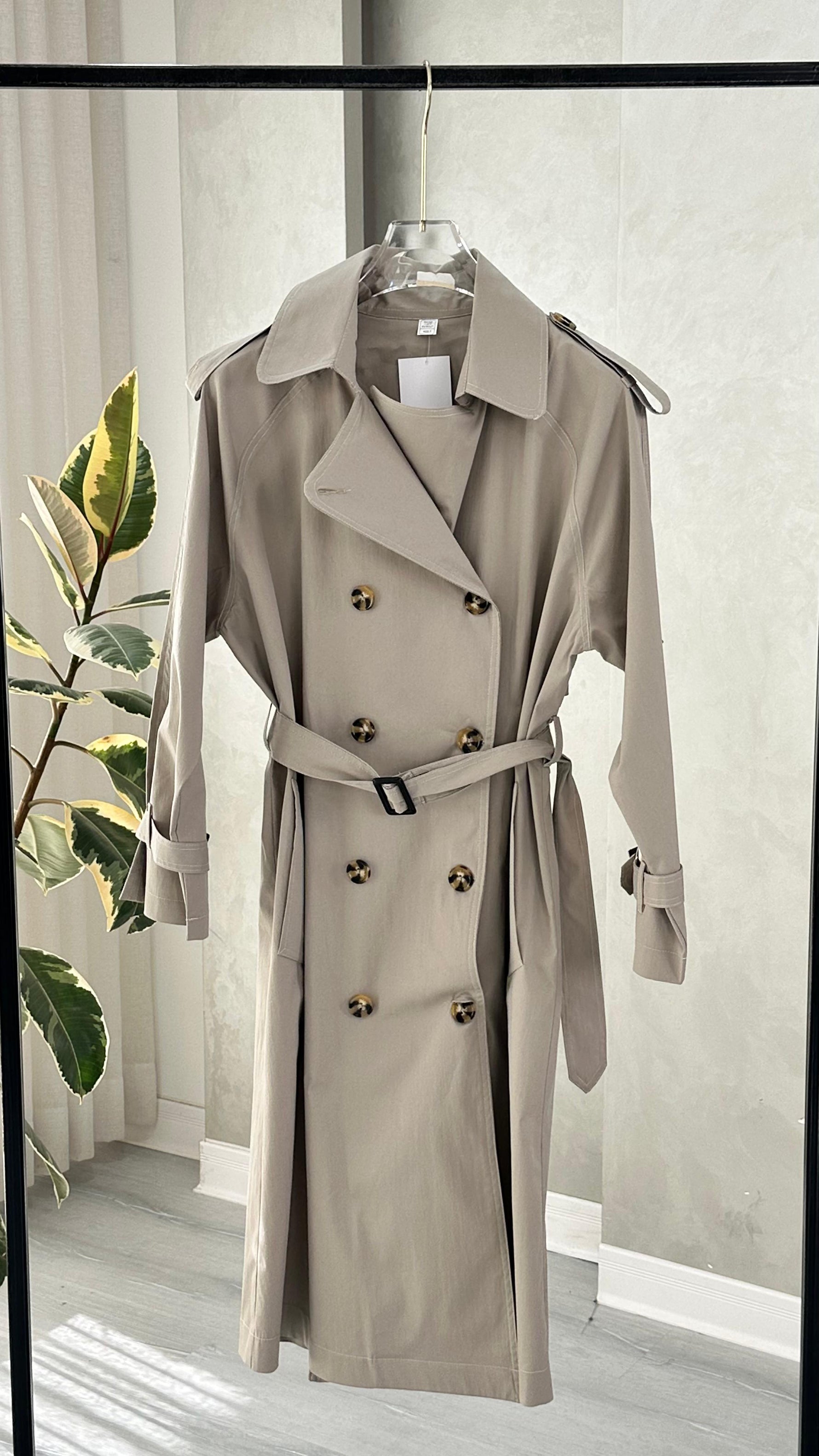 جاكيت نسائي طويل يحمل حزام