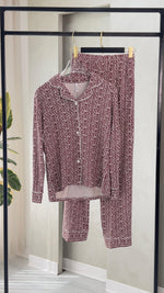 بيجامة نسائي مزركشة بالكامل