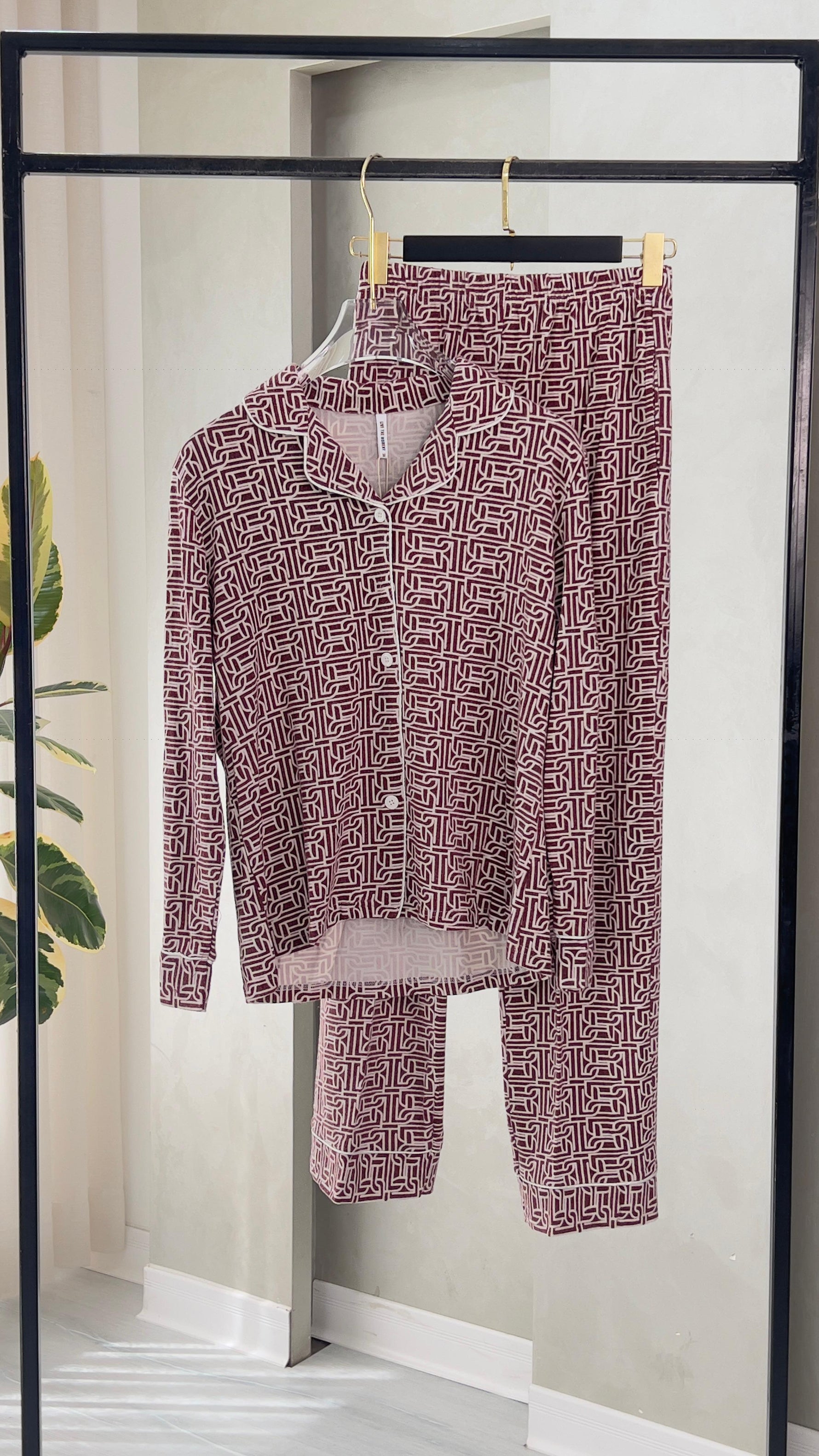 بيجامة نسائي مزركشة بالكامل