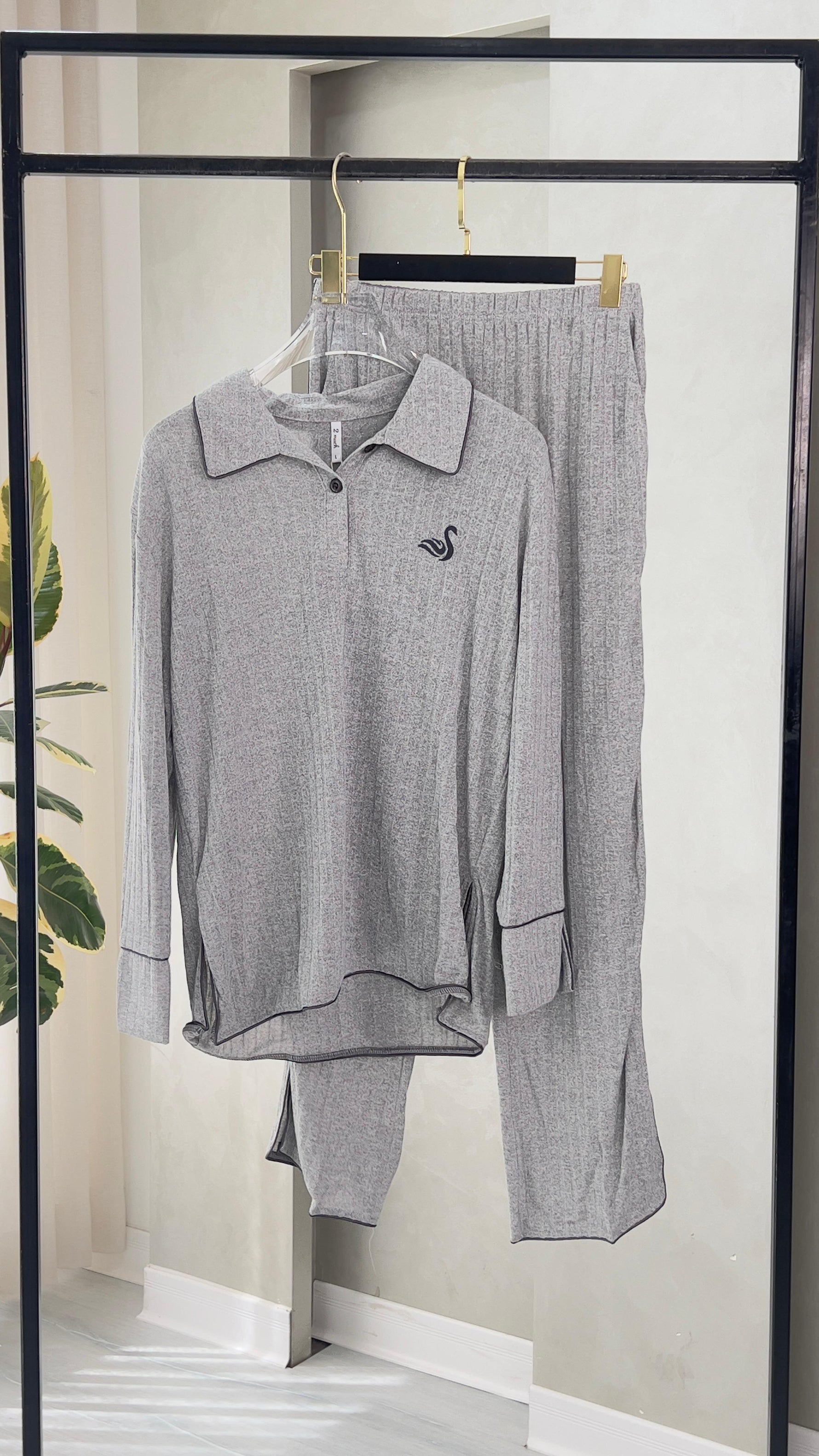 بيجامة نسائي هادئة