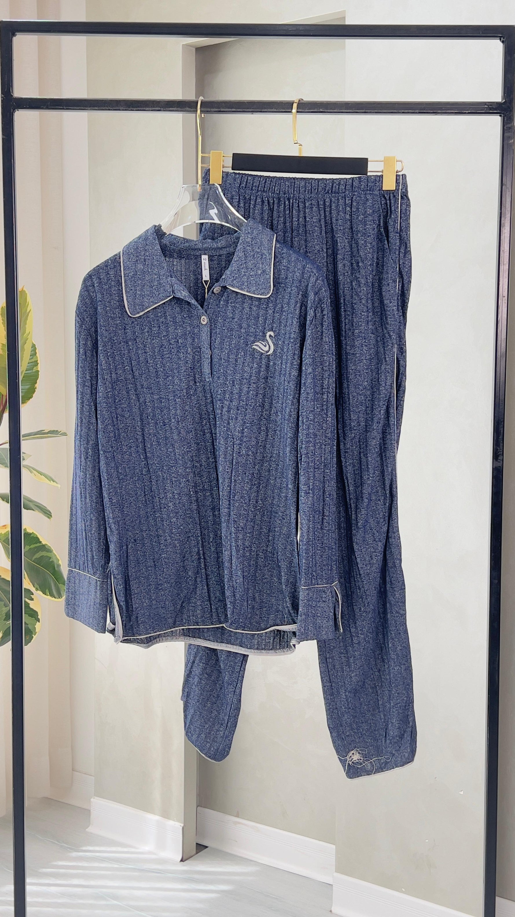 بيجامة نسائي هادئة