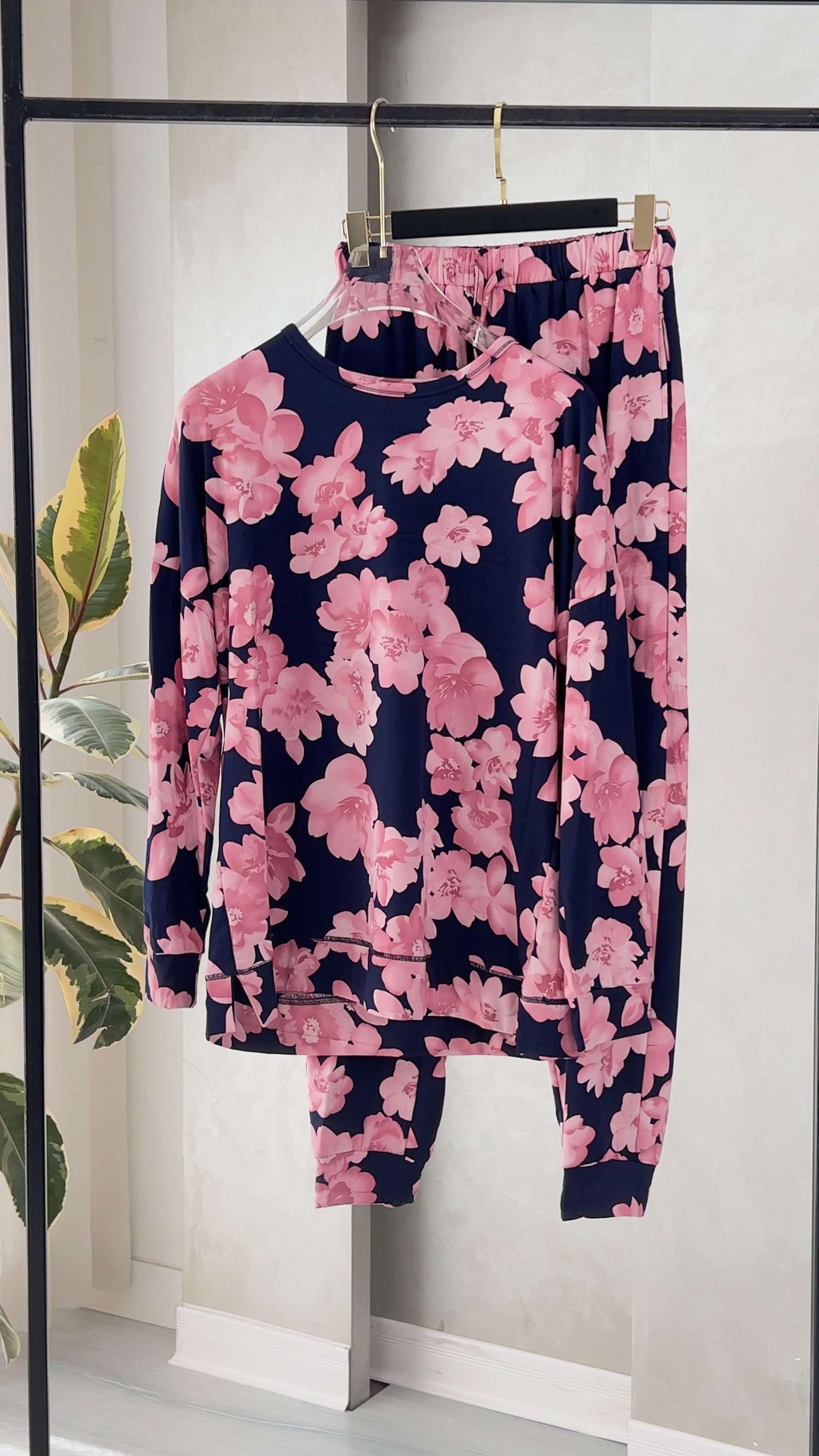 بيجامة نسائي زهور واضحة