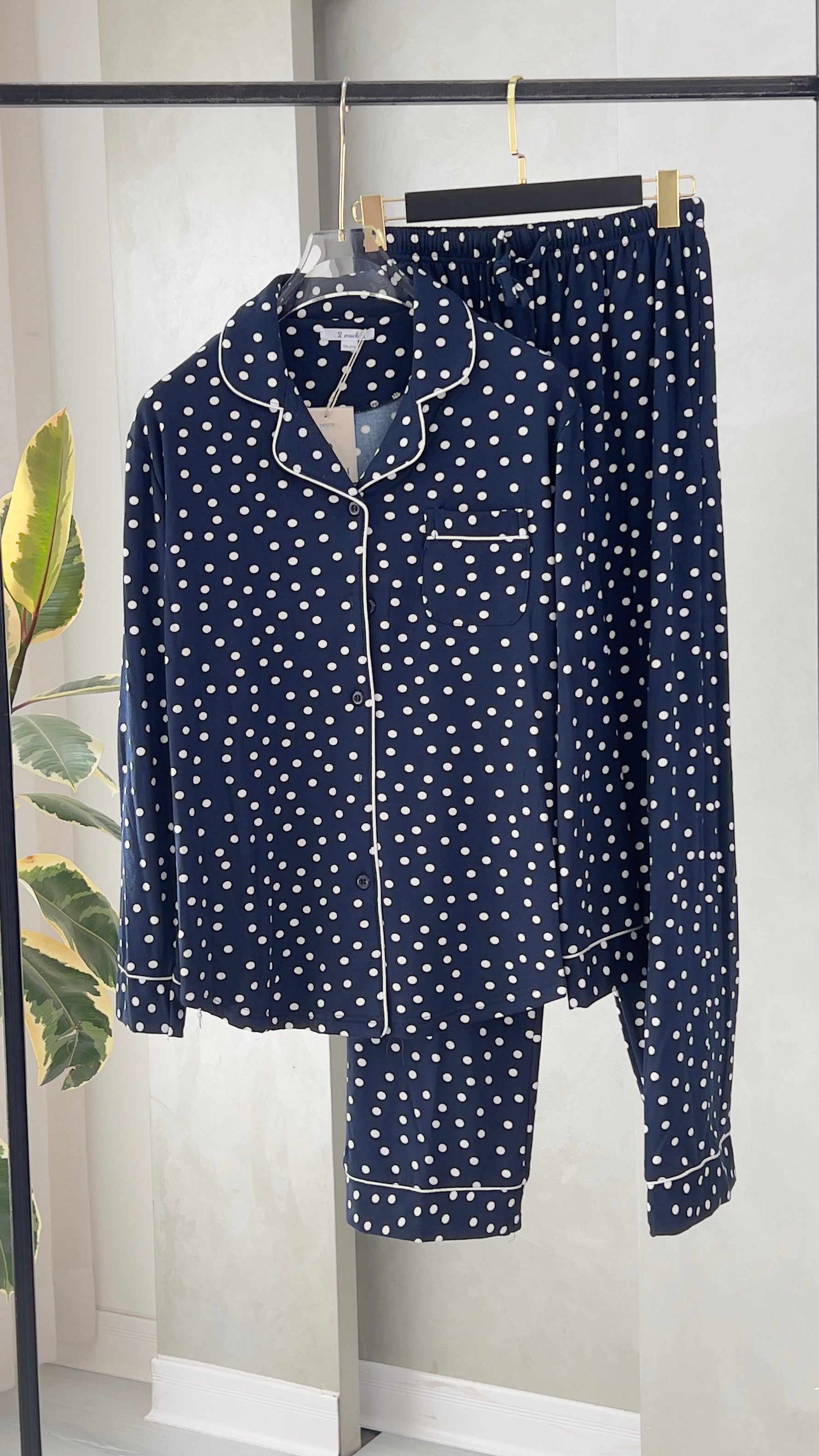 بيجامة نسائي منقطة بازرار