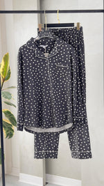 بيجامة نسائي منقطة بازرار