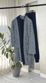 بيجامة نسائية مع روب مدقدق