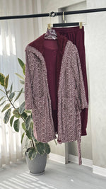 بيجامة نسائية مع روب مدقدق