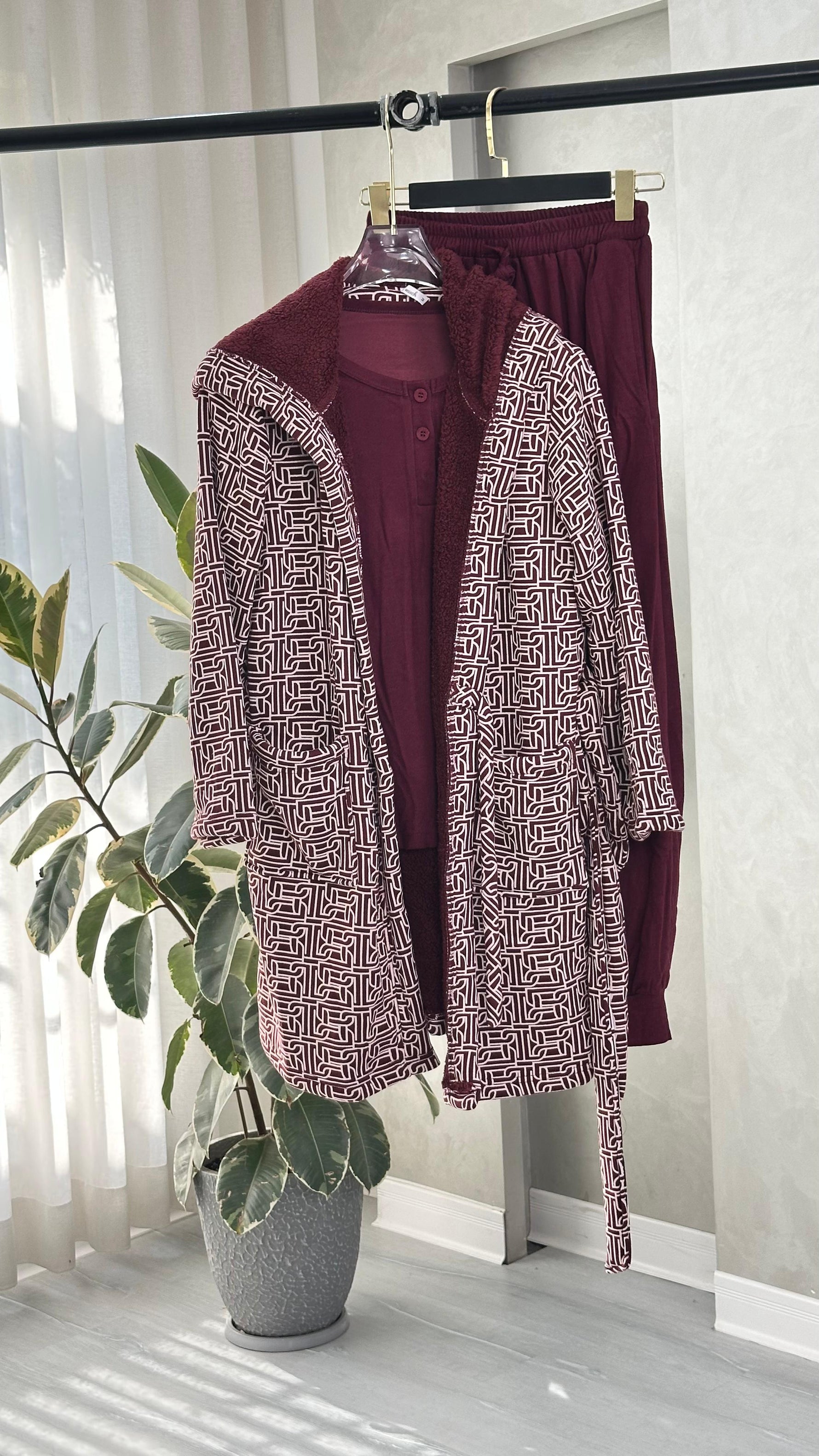 بيجامة نسائية مع روب مدقدق